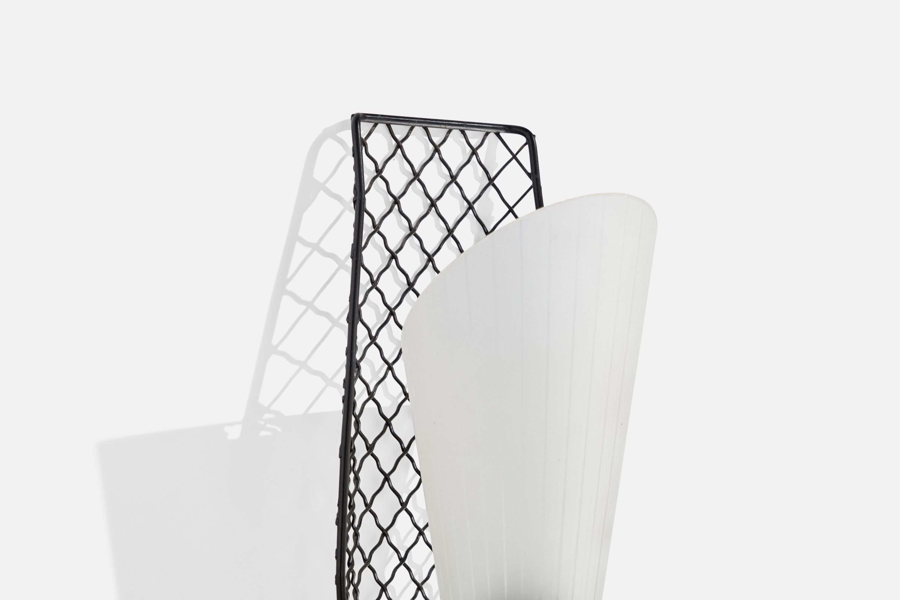 Schwedische Designerin, Wandleuchte, Messing, Metall, Glas, Schweden, 1950er Jahre (Mitte des 20. Jahrhunderts) im Angebot