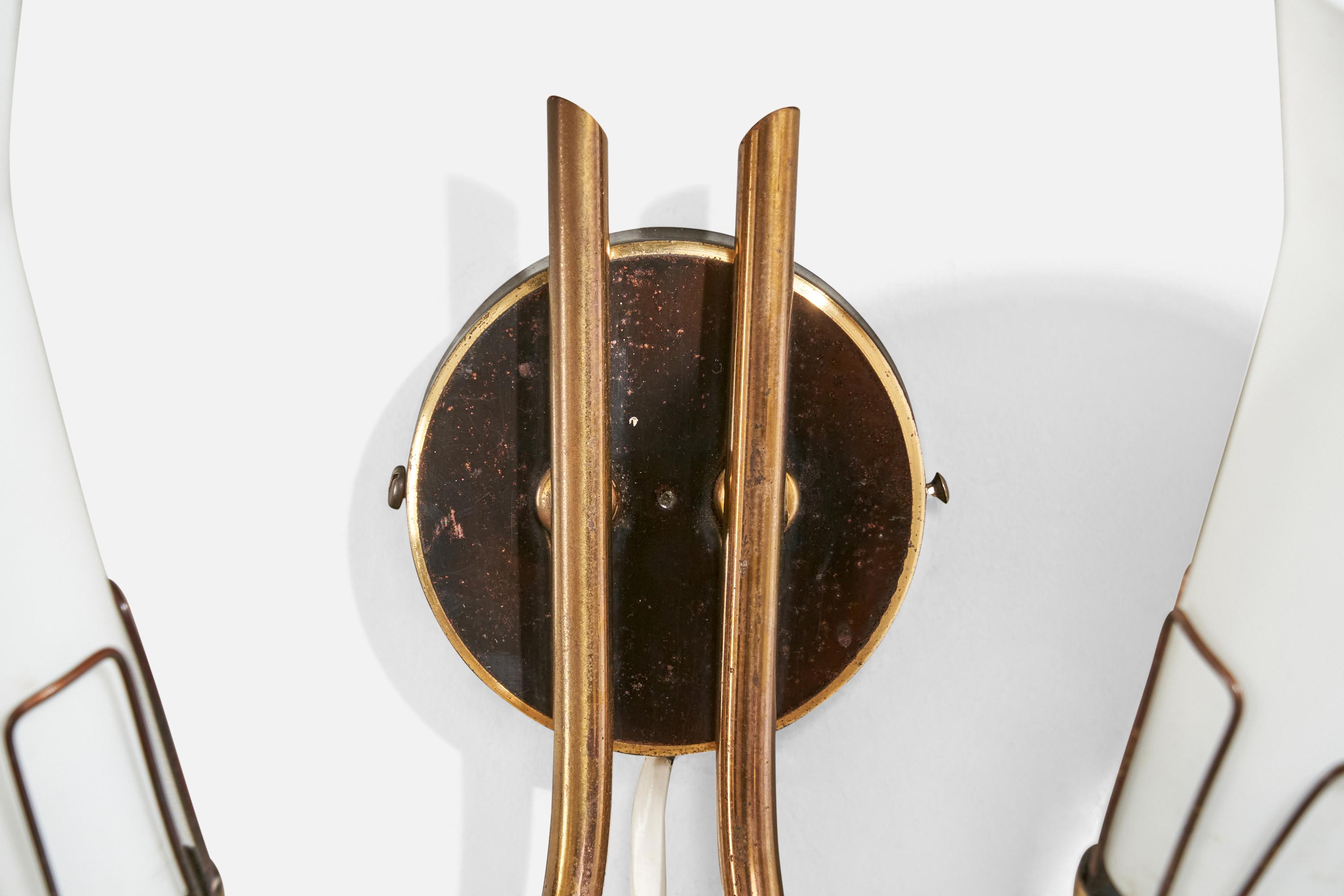 Lampada da parete di design svedese, ottone, metallo, vetro, Svezia, anni '50 In condizioni buone in vendita a High Point, NC