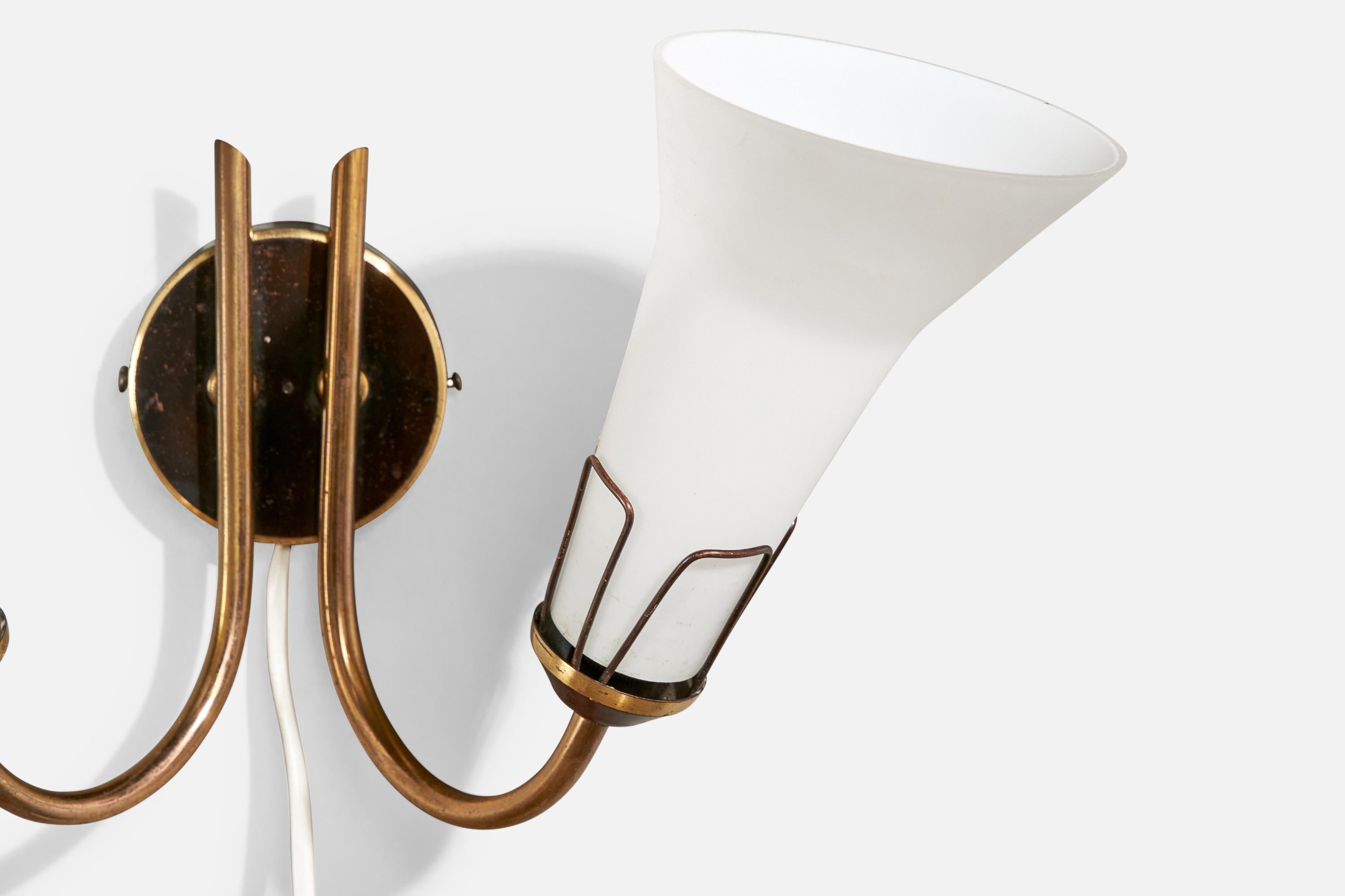 Metà XX secolo Lampada da parete di design svedese, ottone, metallo, vetro, Svezia, anni '50 in vendita