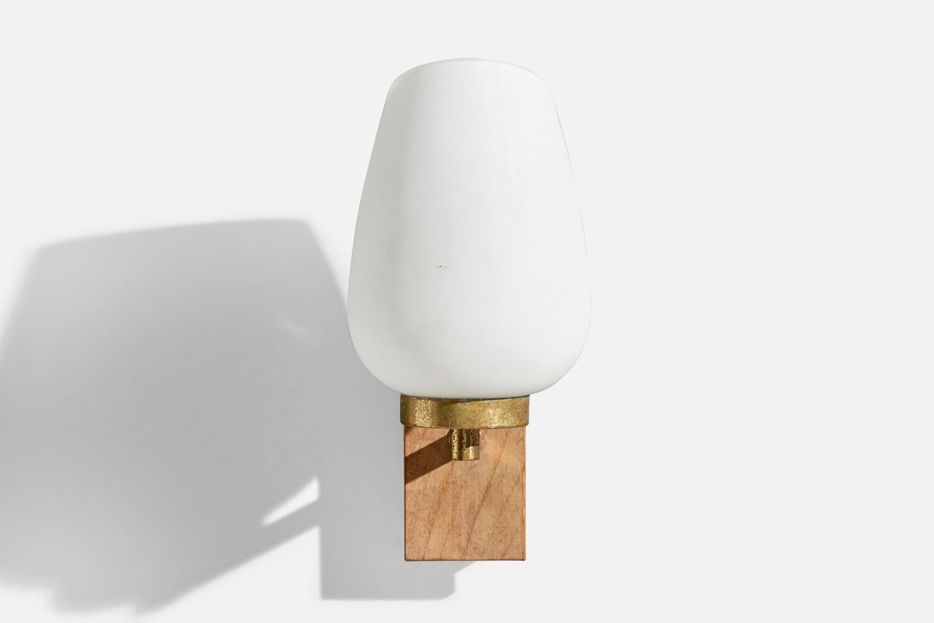 Scandinave moderne Designer suédois, applique murale, laiton, Oak, verre, Suède, années 1950 en vente