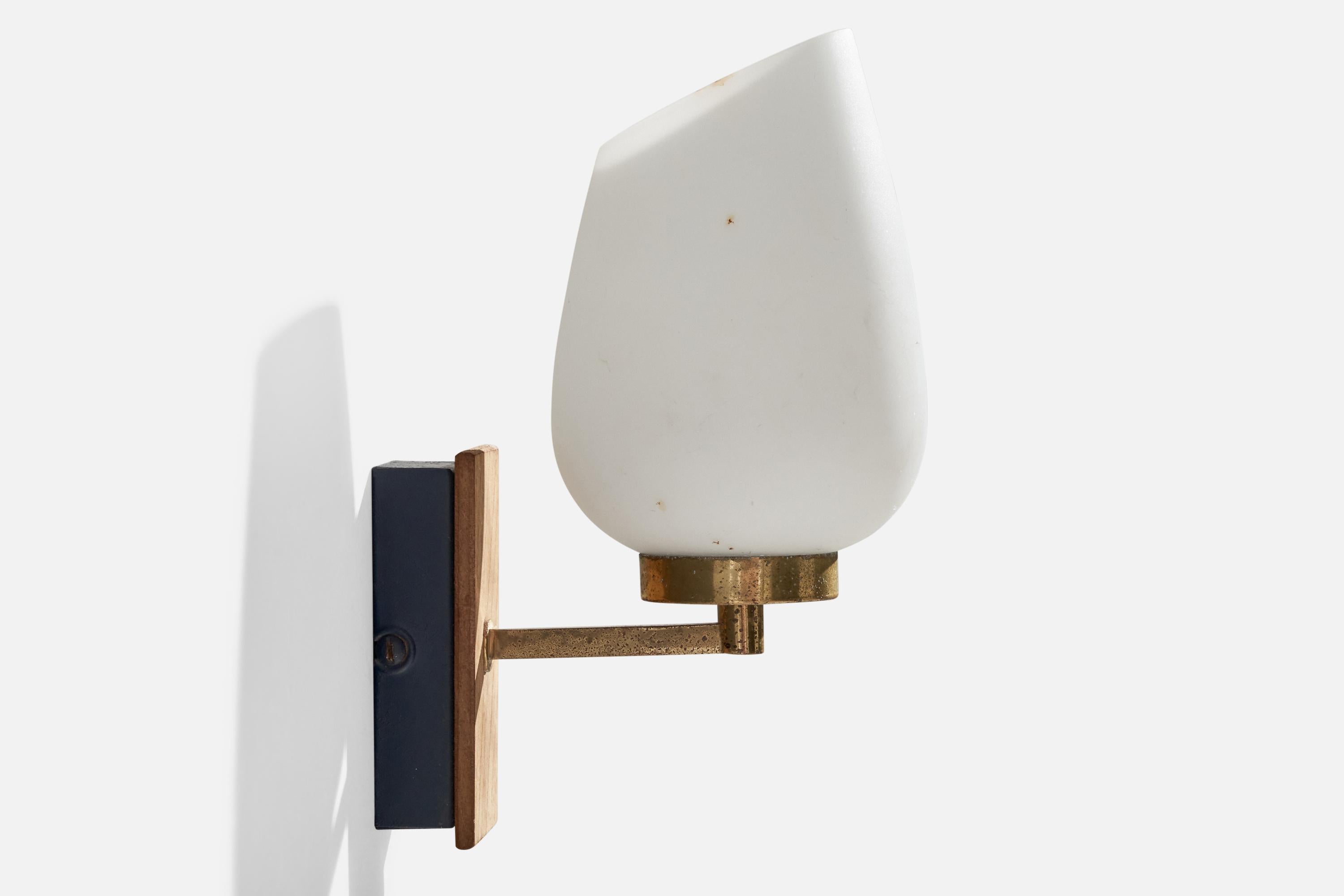 Suédois Designer suédois, applique murale, laiton, Oak, verre, Suède, années 1950 en vente
