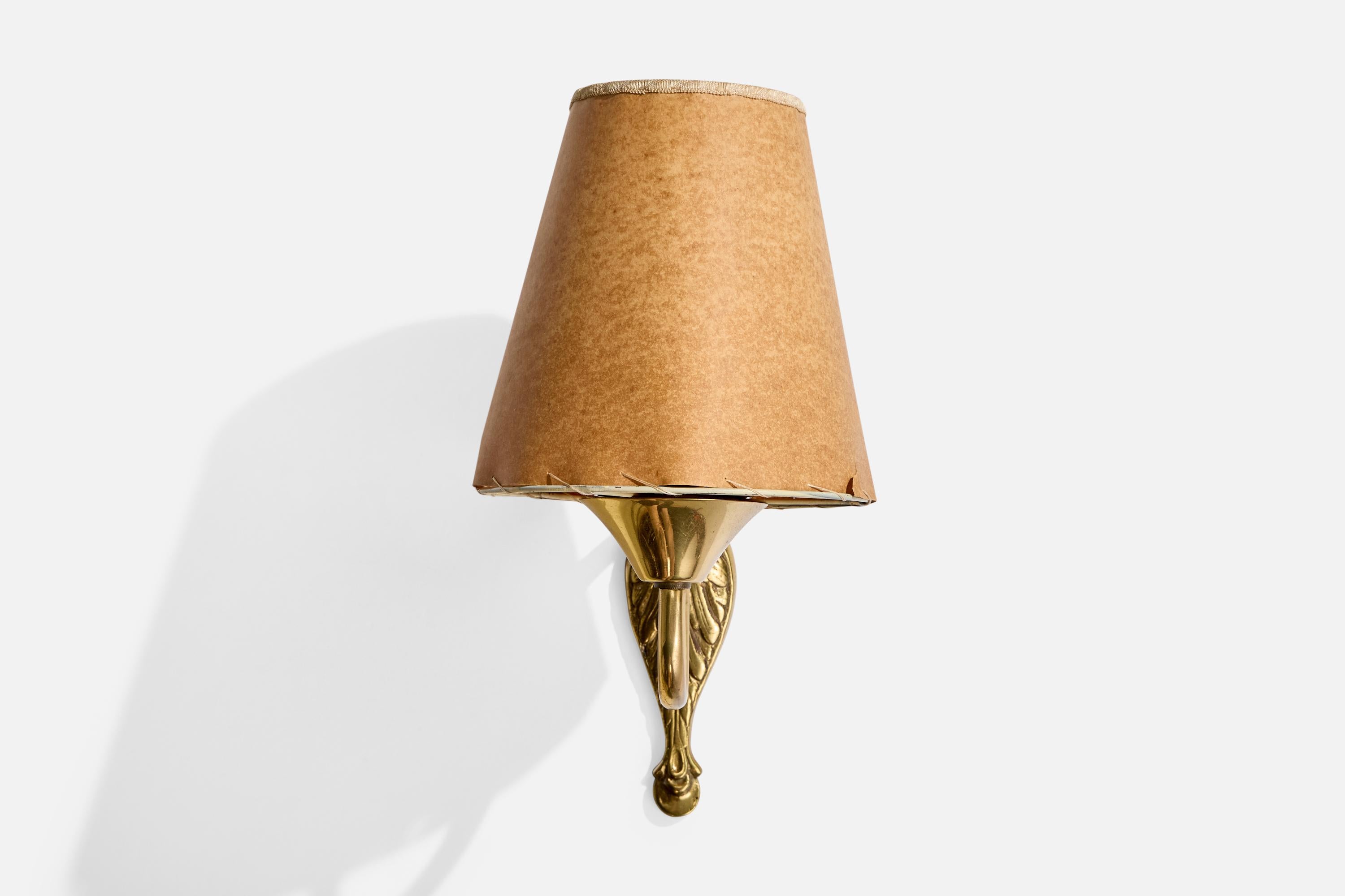 Schwedischer Designer, Wandleuchte, Messing, Papier, Schweden, ca. 1950er Jahre (Moderne der Mitte des Jahrhunderts) im Angebot