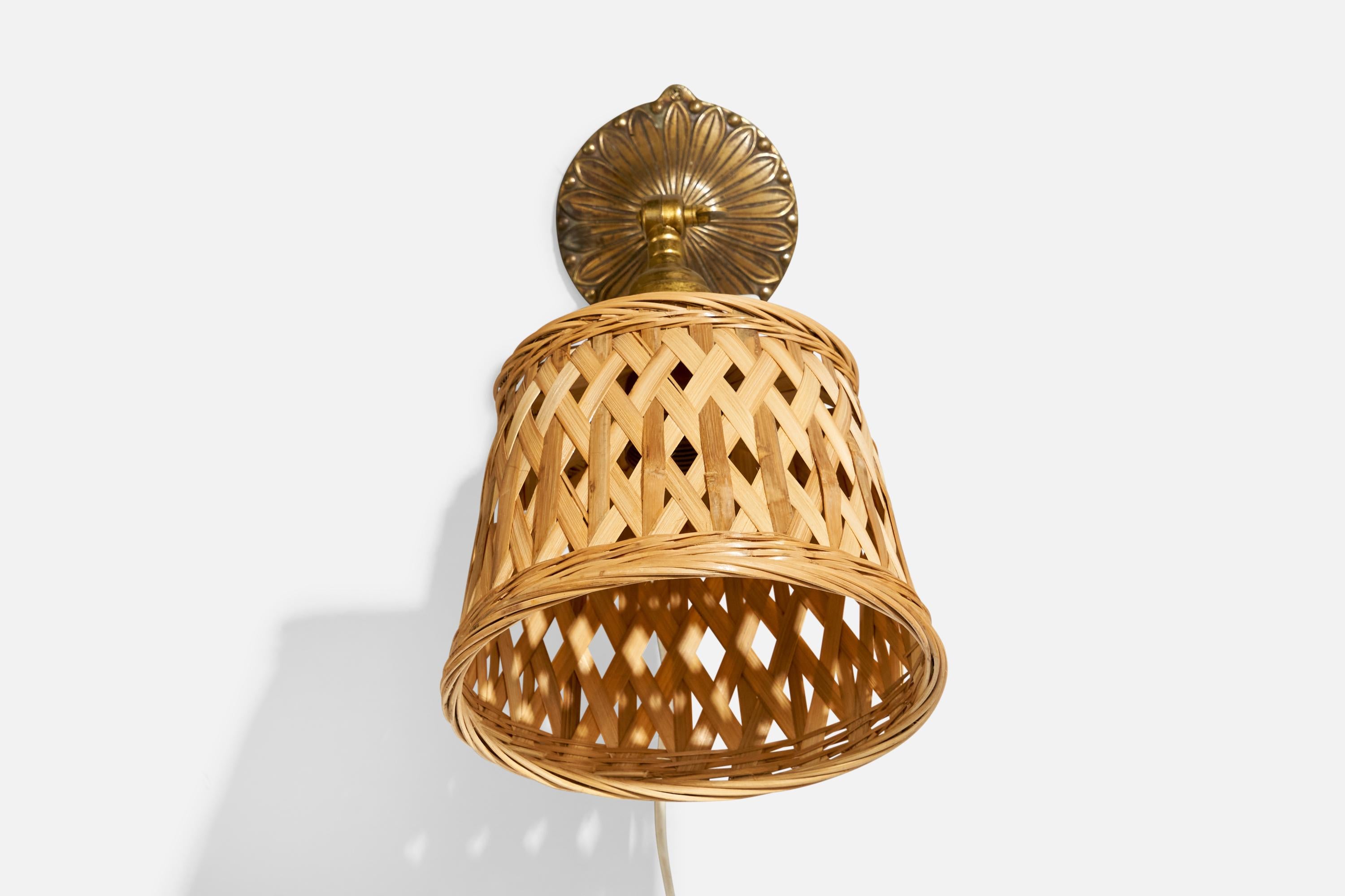 Scandinave moderne Designer suédois, applique murale, laiton, rotin, Suède, années 1930 en vente
