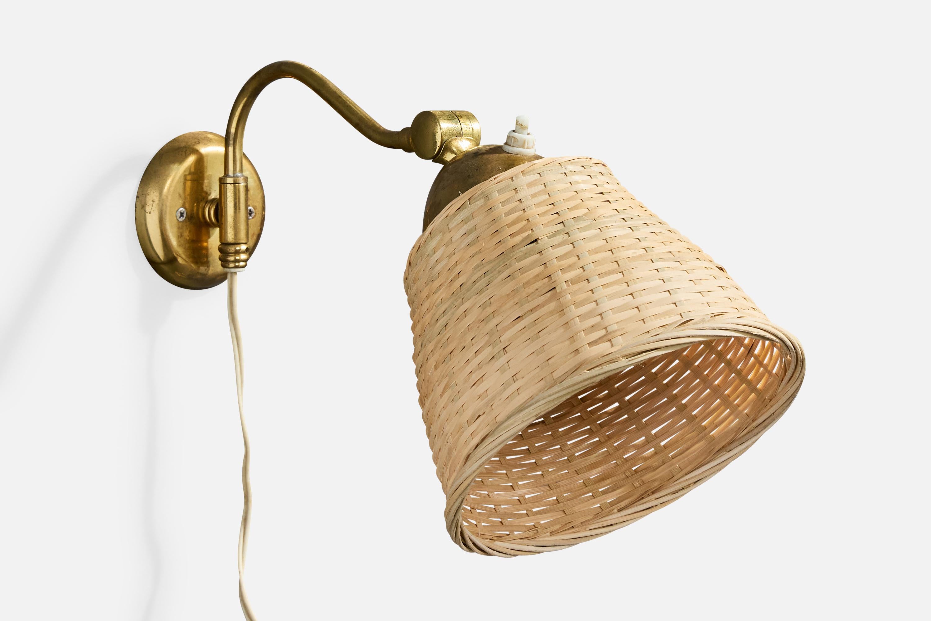 An adjustable brass and rattan wall light designed and produced in Sweden, c. 1940s.

Moderate oxidation present throughout brass. 

Overall Dimensions (Inches): 9.5