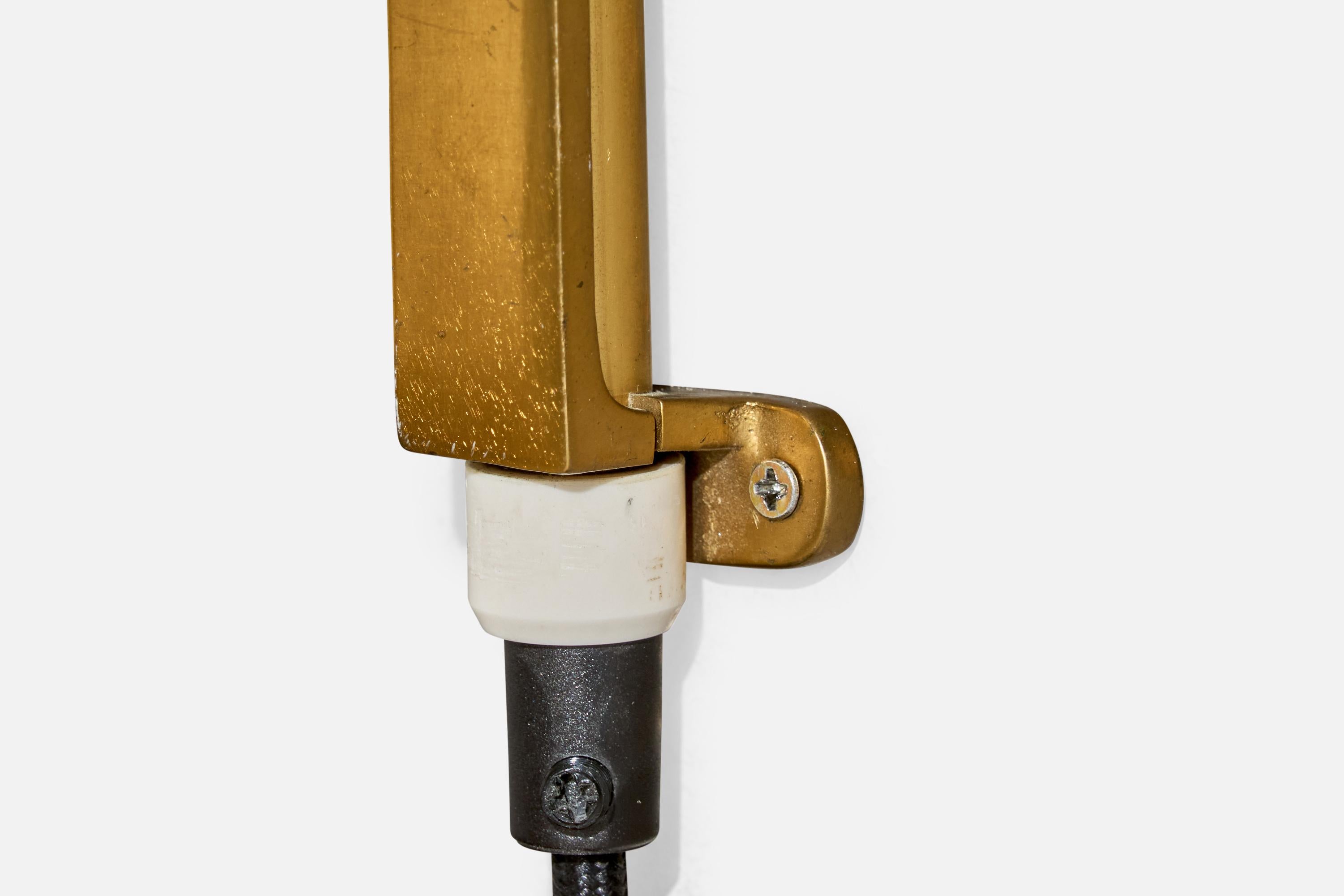Scandinave moderne Designer suédois, applique murale, laiton, rotin, Suède, années 1940 en vente