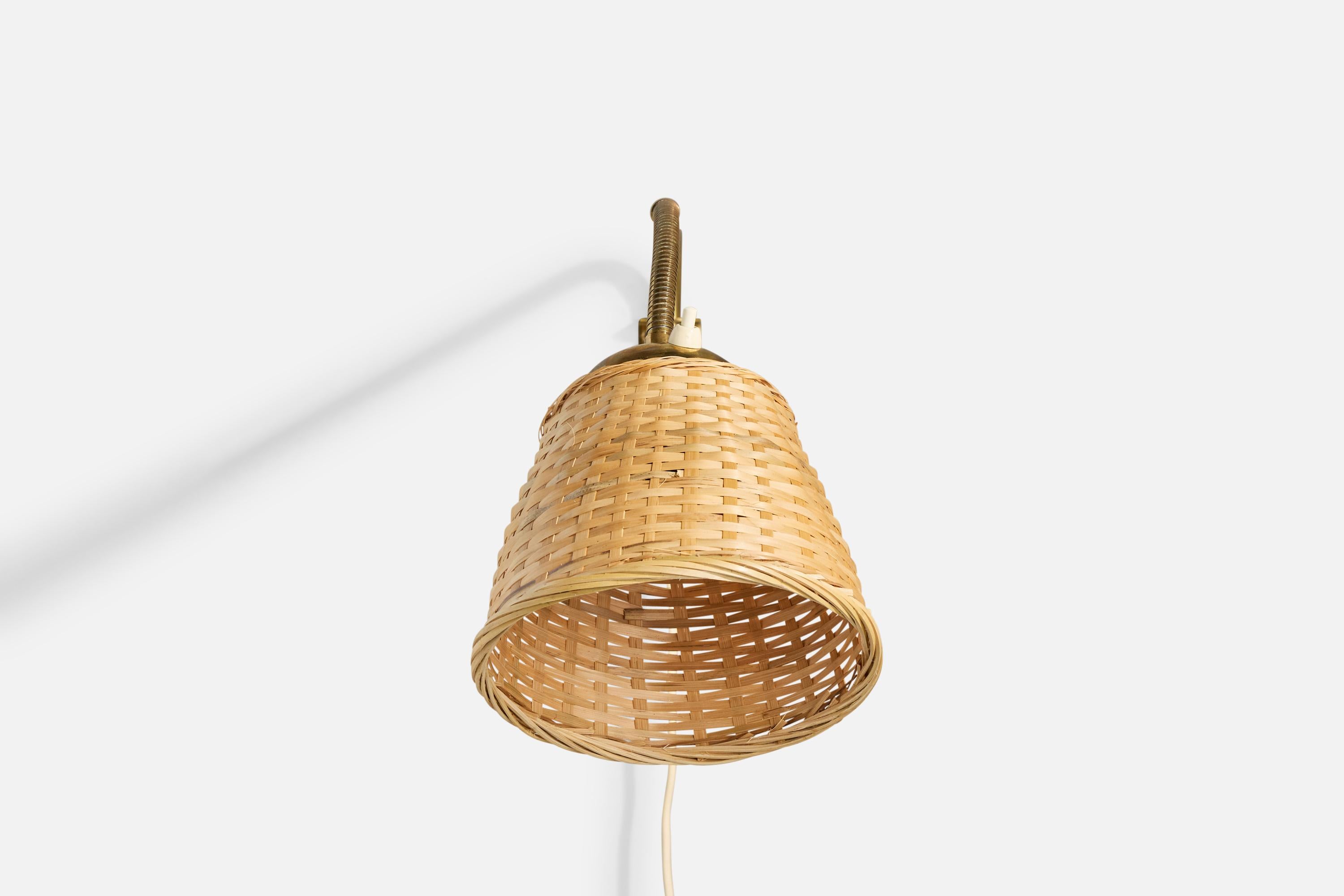 Scandinave moderne Designer suédois, applique murale, laiton, rotin, Suède, années 1940 en vente