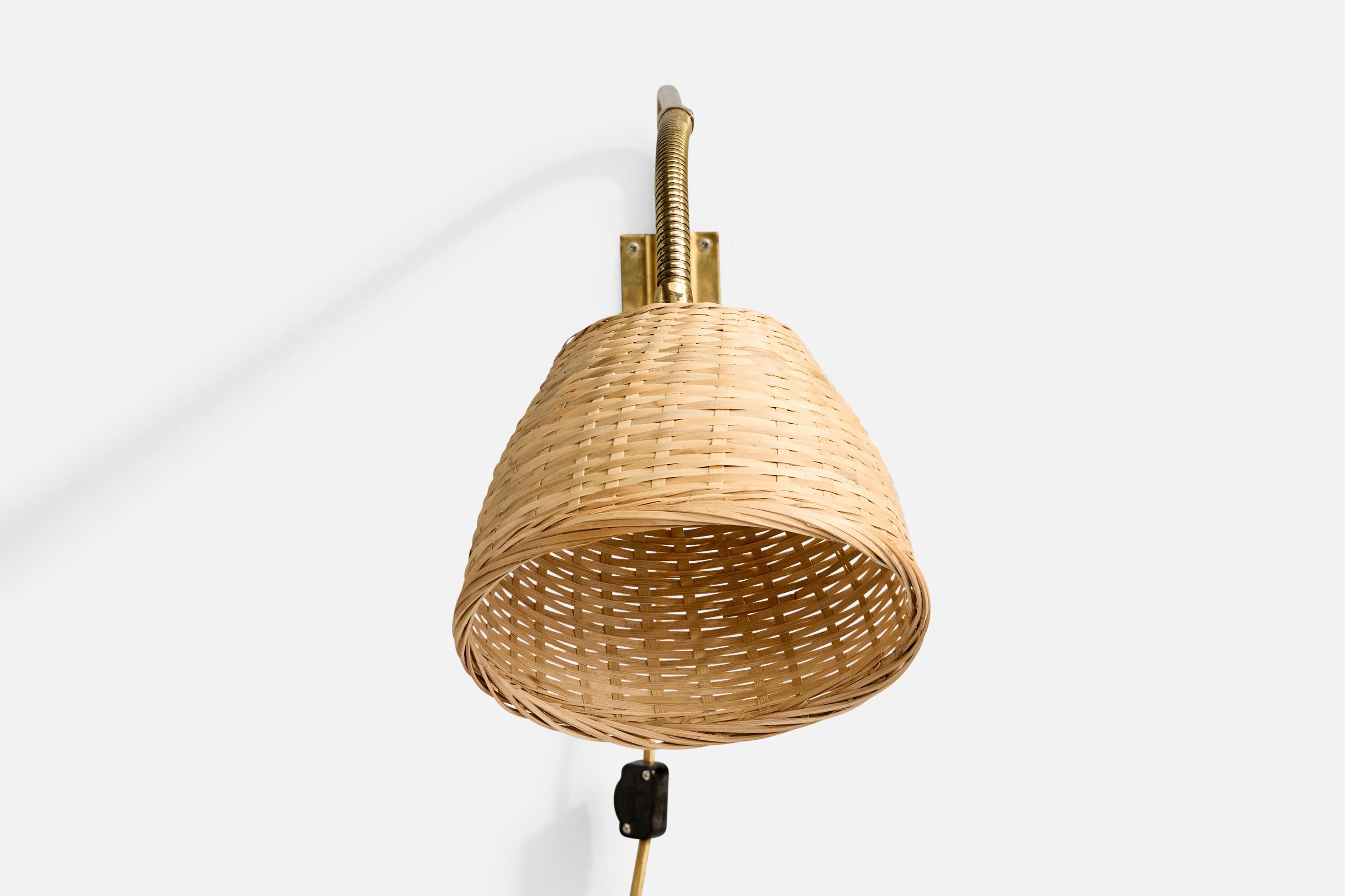 Scandinave moderne Designer suédois, applique murale, laiton, rotin, Suède, années 1940 en vente