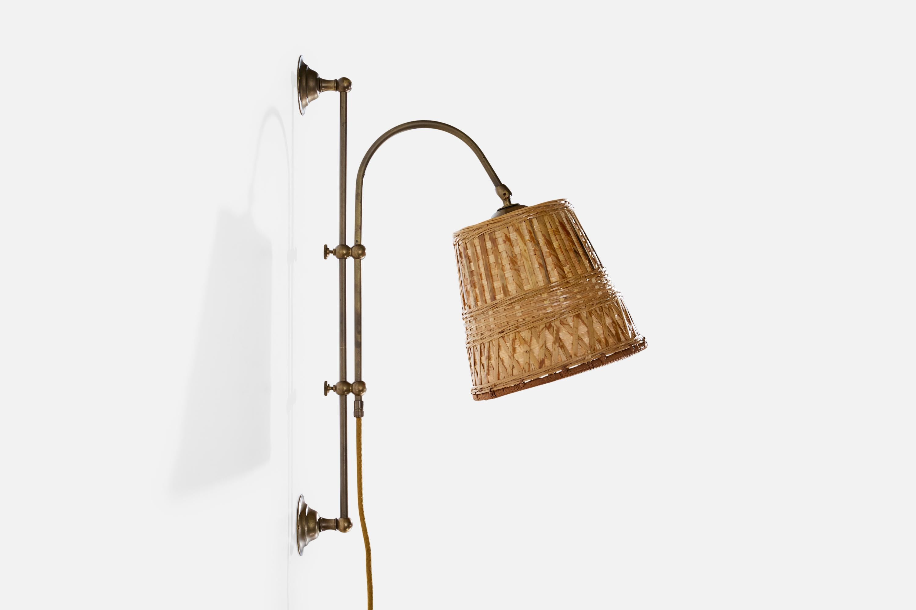 Mid-Century moderno Designer svedese, lampada da parete, ottone, rattan, Svezia, anni '1960 in vendita