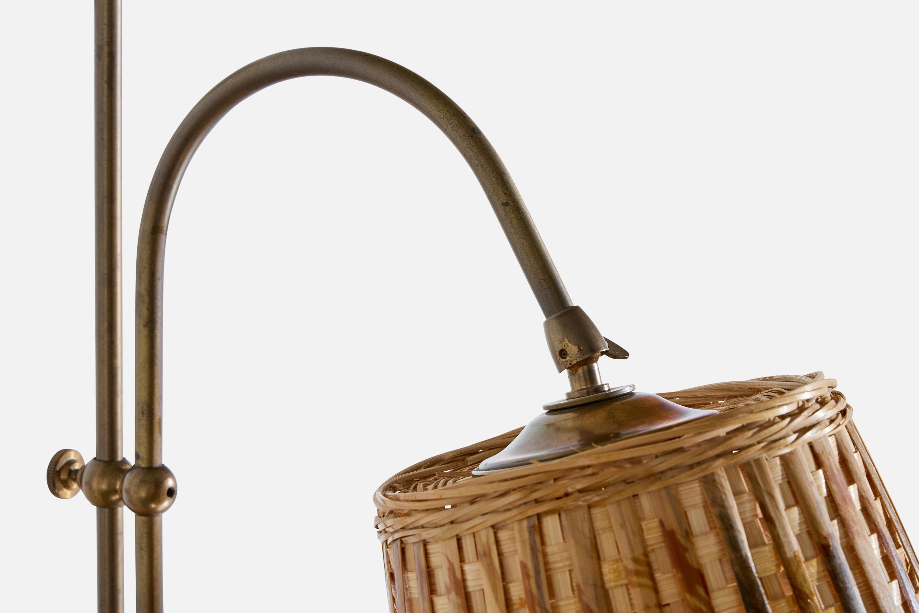 Metà XX secolo Designer svedese, lampada da parete, ottone, rattan, Svezia, anni '1960 in vendita