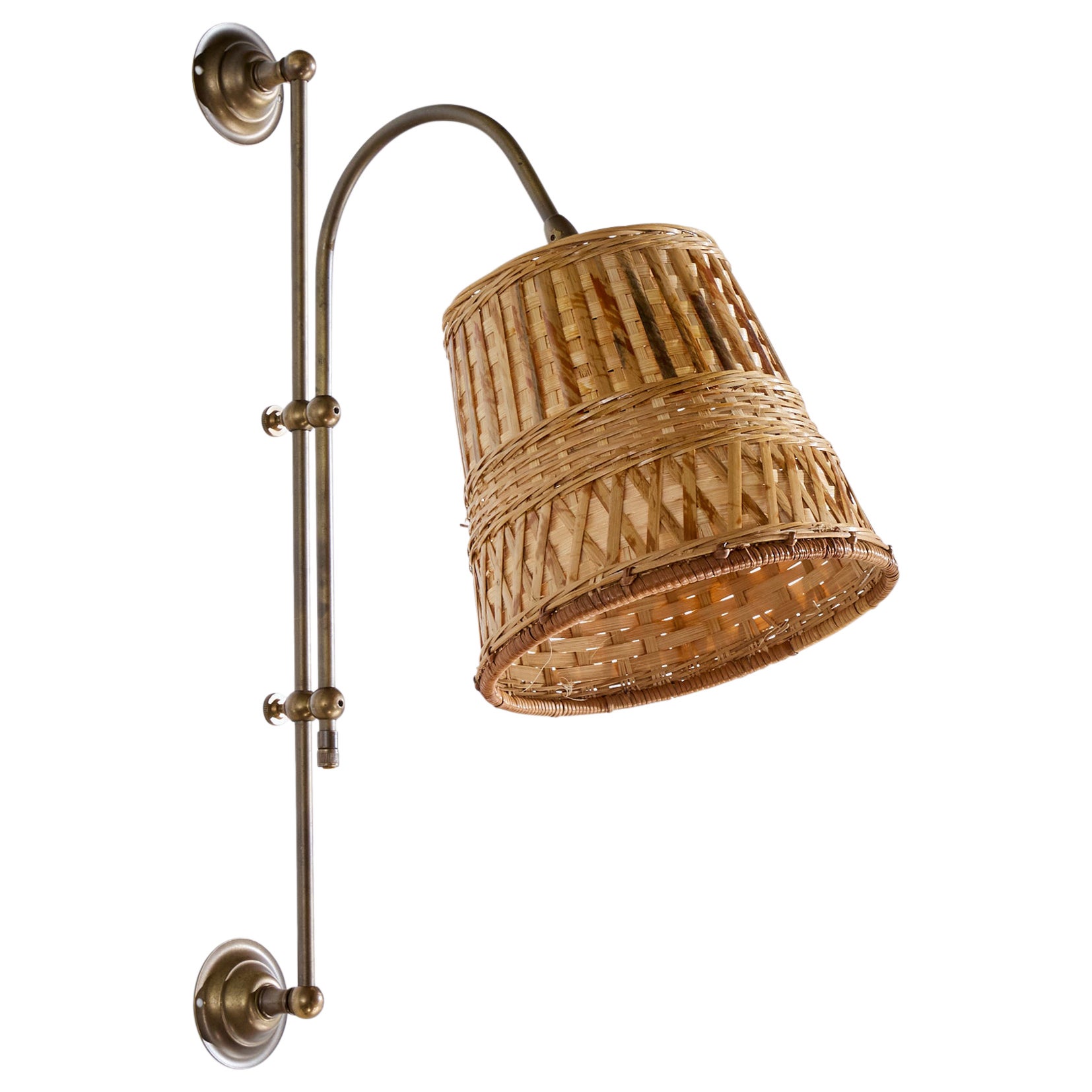 Designer svedese, lampada da parete, ottone, rattan, Svezia, anni '1960 in vendita