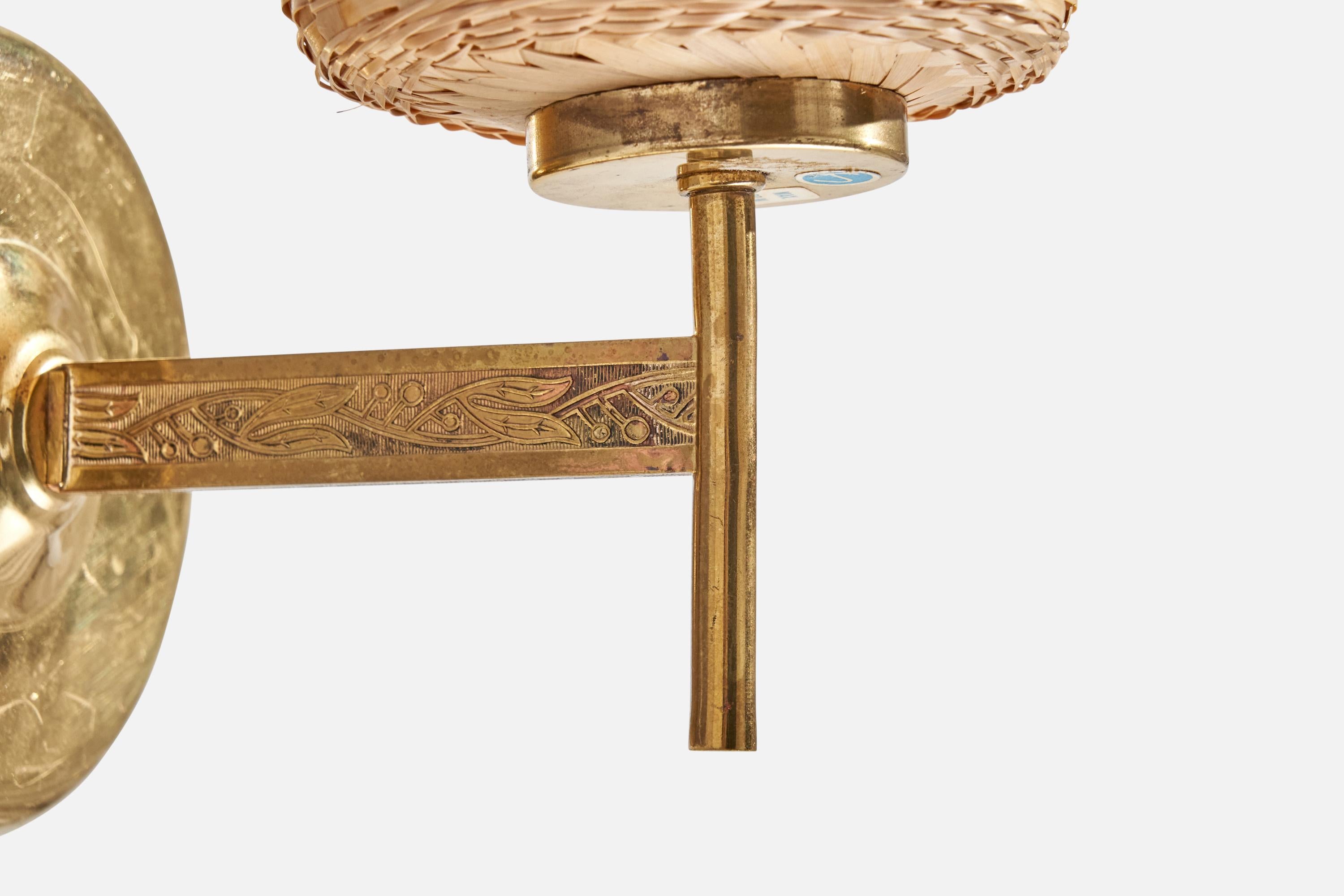 Laiton Designer suédois, applique murale, laiton, rotin, Suède, années 1970 en vente
