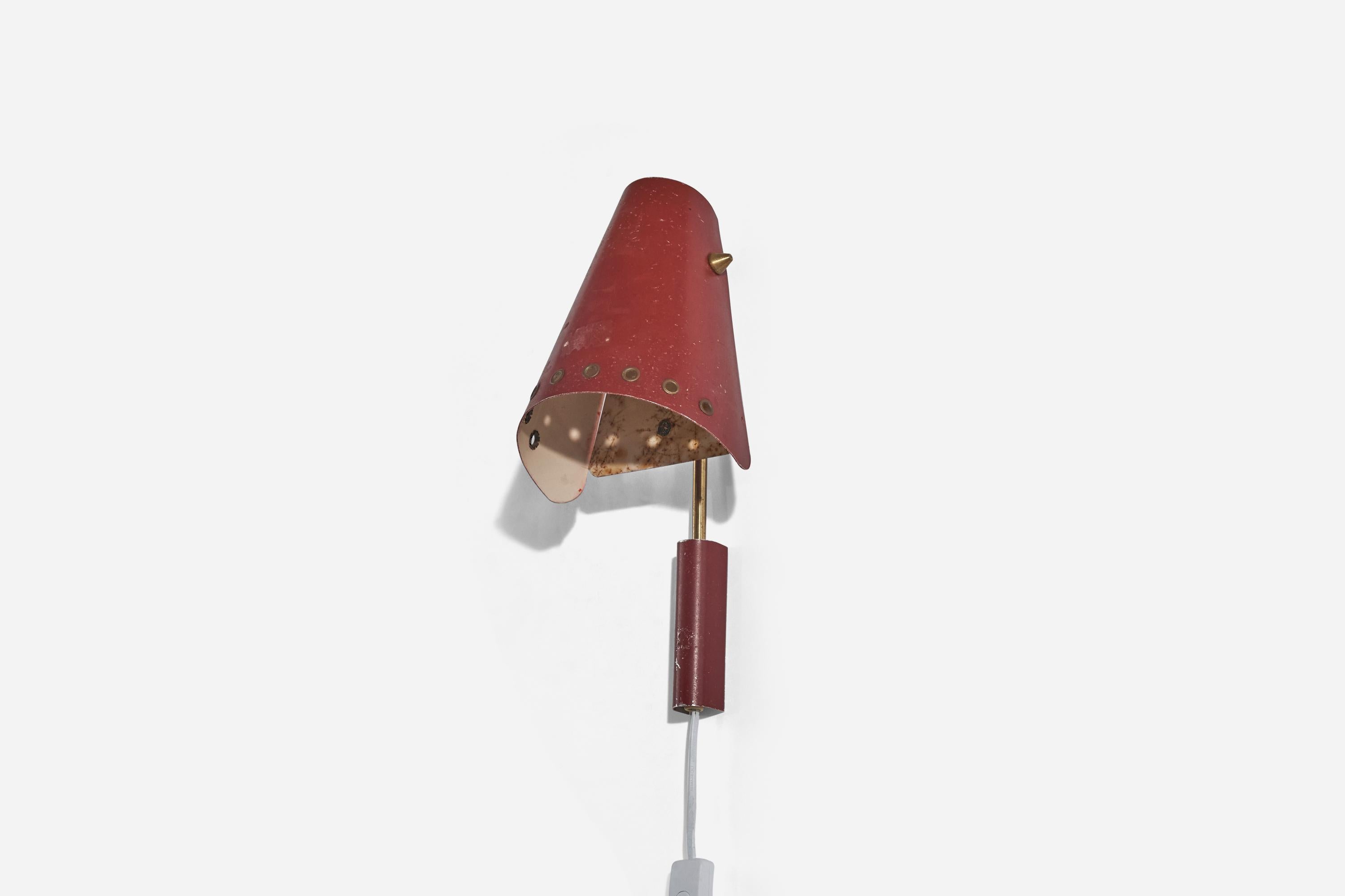 A brass and red lacquered metal wall light designed and produced in Sweden, c. 1950s.

Dimensions of back plate (inches) : 4.21 x 1 x 1 (H x W x D).