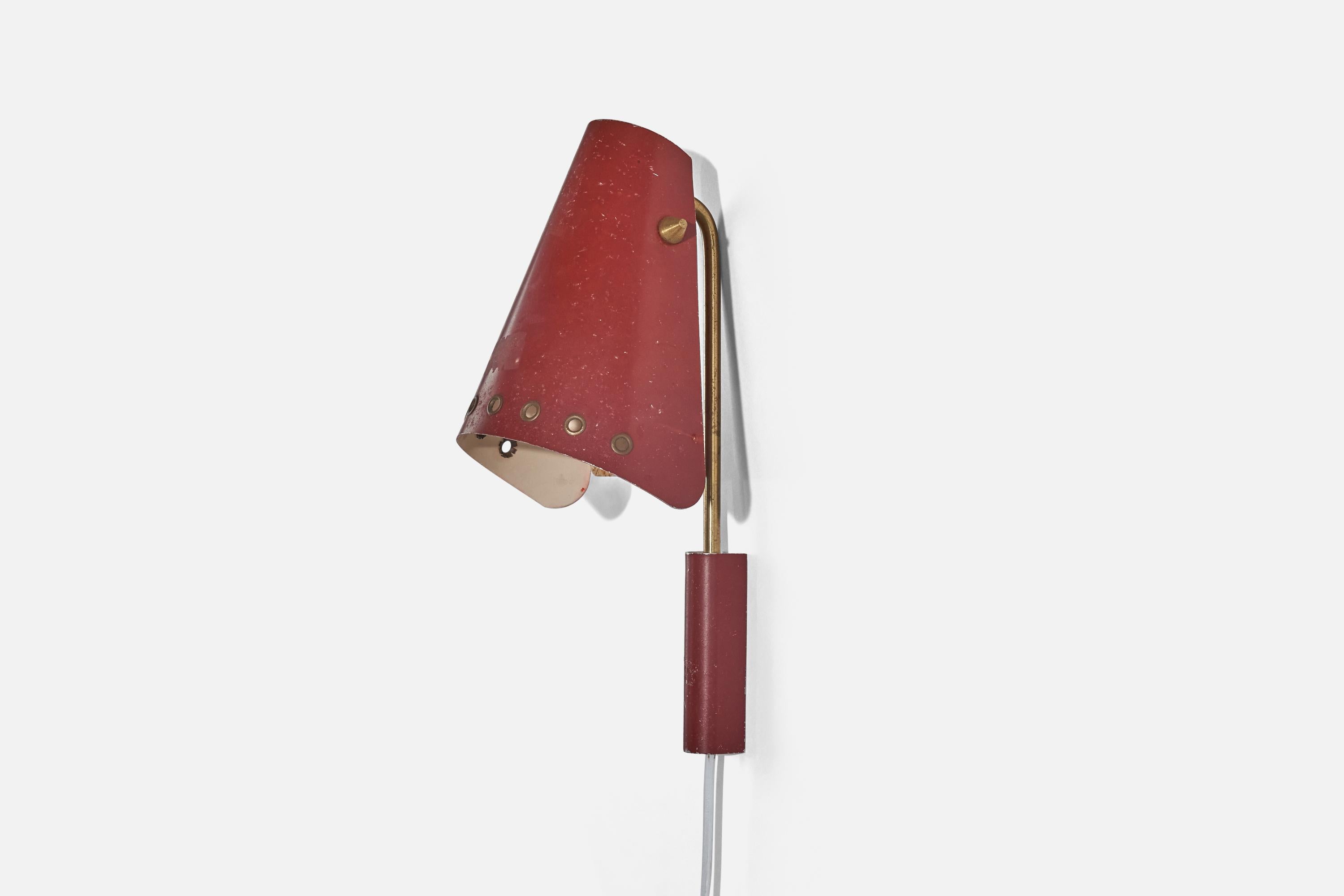 Schwedische Designerin, Wandleuchte, Messing, rot lackiertes Metall, Schweden, ca. 1950er Jahre im Angebot 1