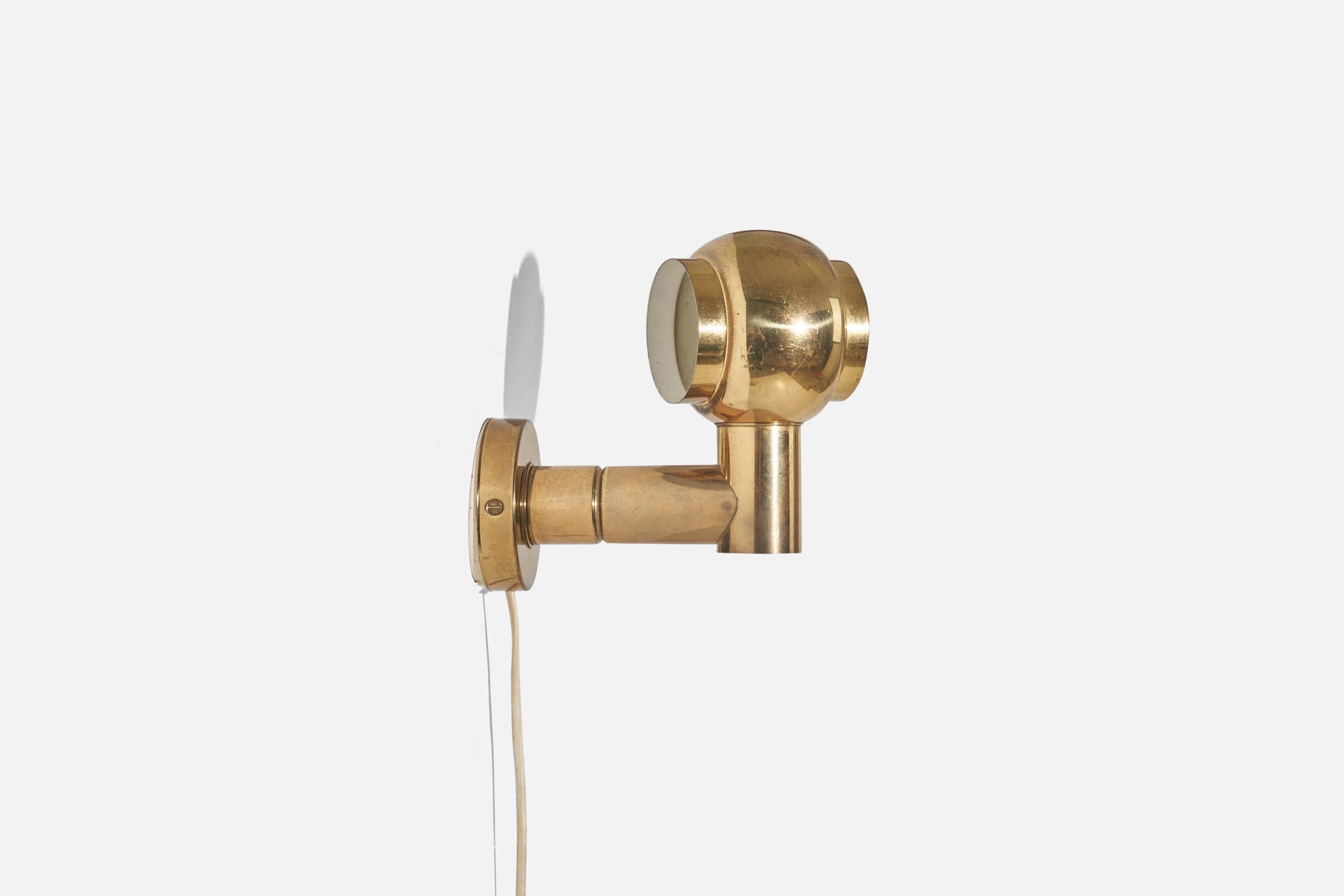 Swedish Designer, Wall Light, Brass, Sweden, 1970s In Good Condition For Sale In High Point, NC