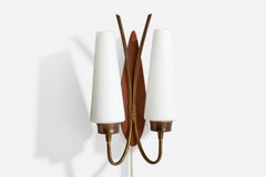 Schwedische Designerin, Wandleuchte, Messing, Teakholz, Glas, Schweden, 1950er Jahre