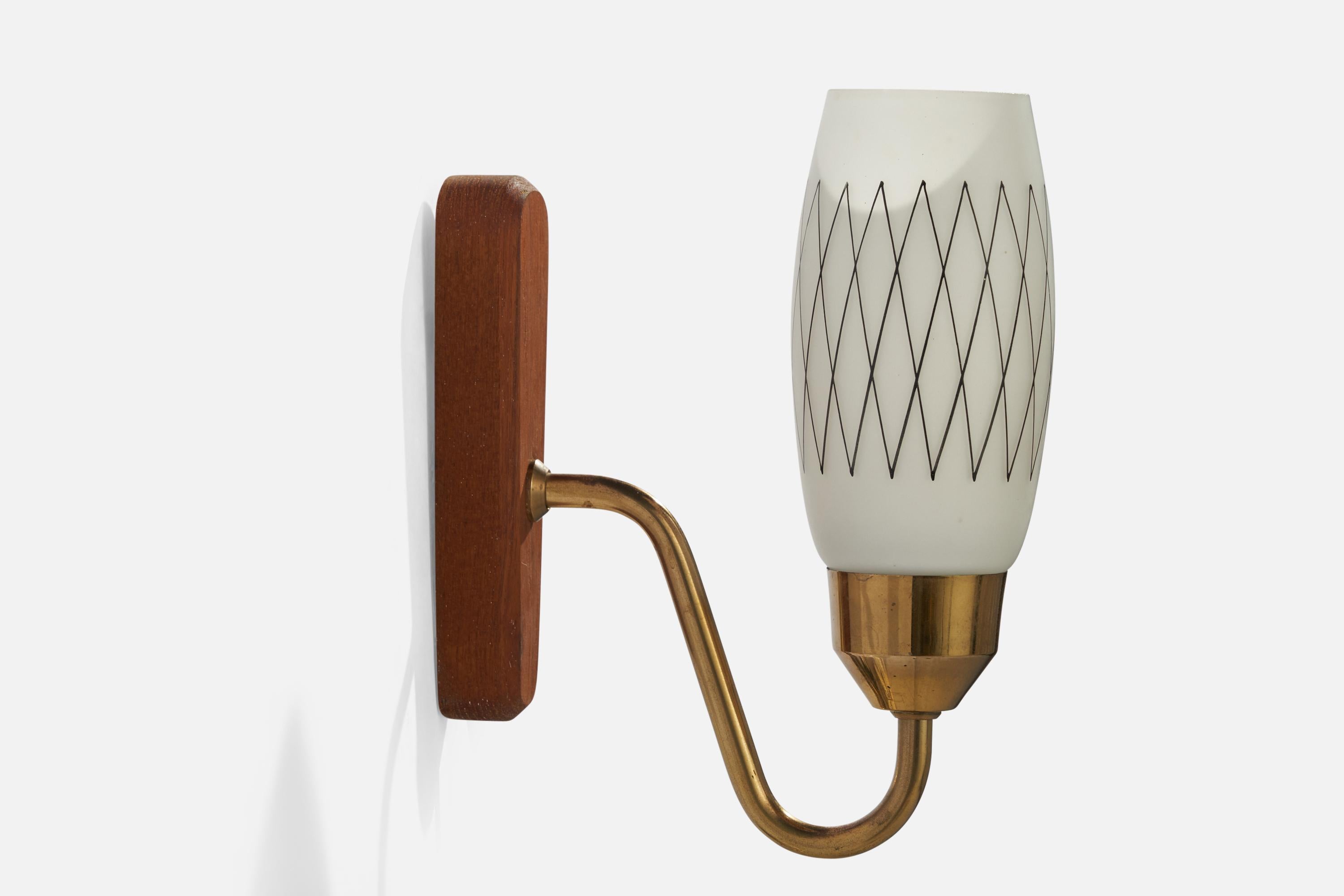 Schwedische Designerin, Wandleuchte, Messing, Teakholz, Glas, Schweden, 1950er Jahre (Mitte des 20. Jahrhunderts) im Angebot