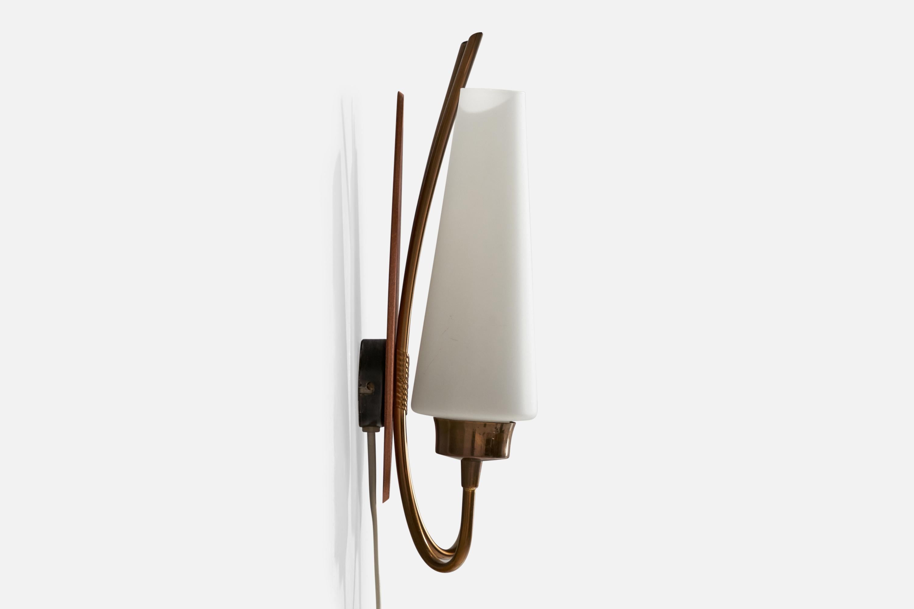 Suédois Design/One, Design-Light, laiton, teck, verre, Suède, années 1950 en vente