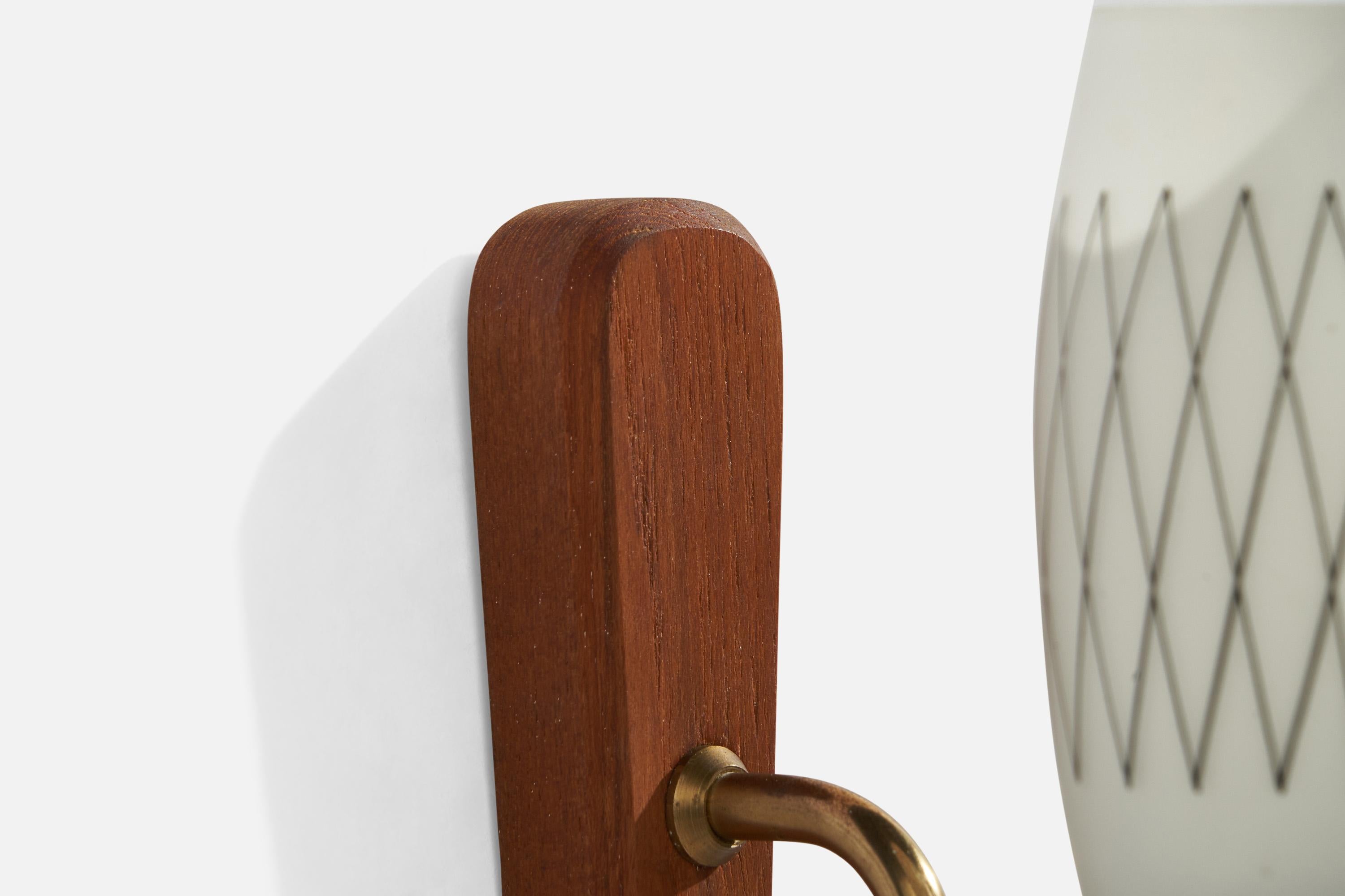 Schwedische Designerin, Wandleuchte, Messing, Teakholz, Glas, Schweden, 1950er Jahre im Angebot 2