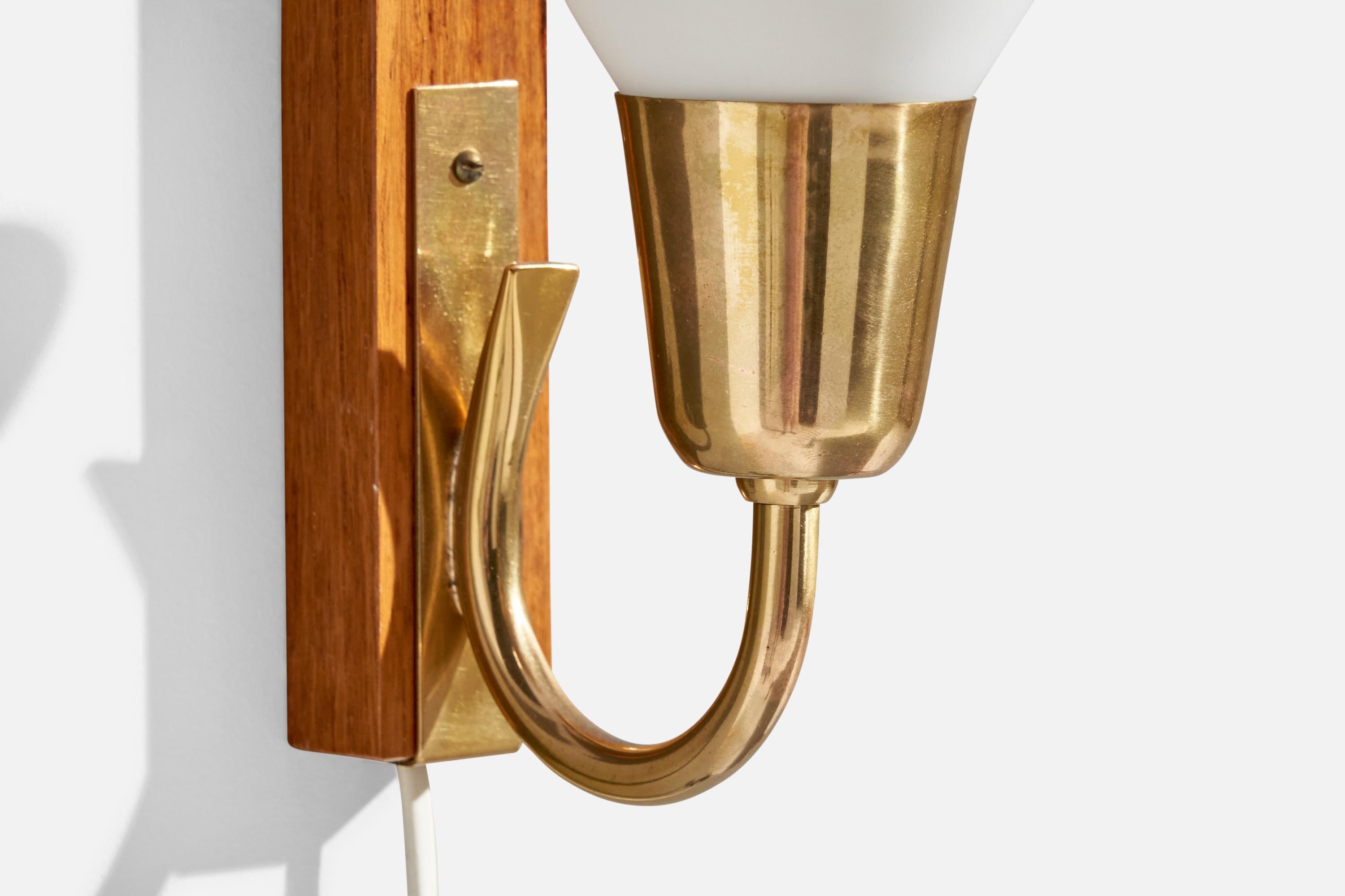 Milieu du XXe siècle Design/One, Design-Light, laiton, teck, verre, Suède, années 1950 en vente