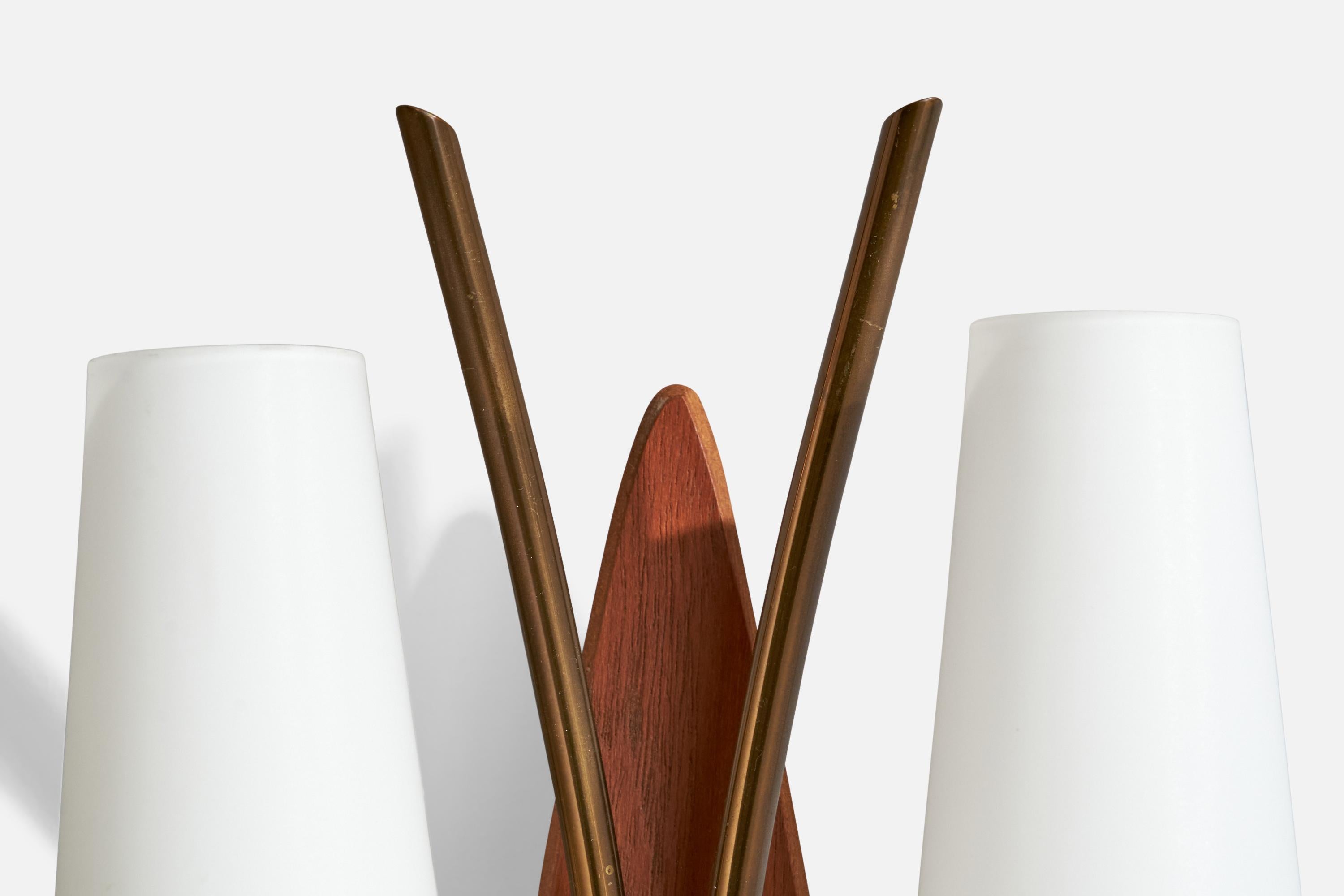 Milieu du XXe siècle Design/One, Design-Light, laiton, teck, verre, Suède, années 1950 en vente