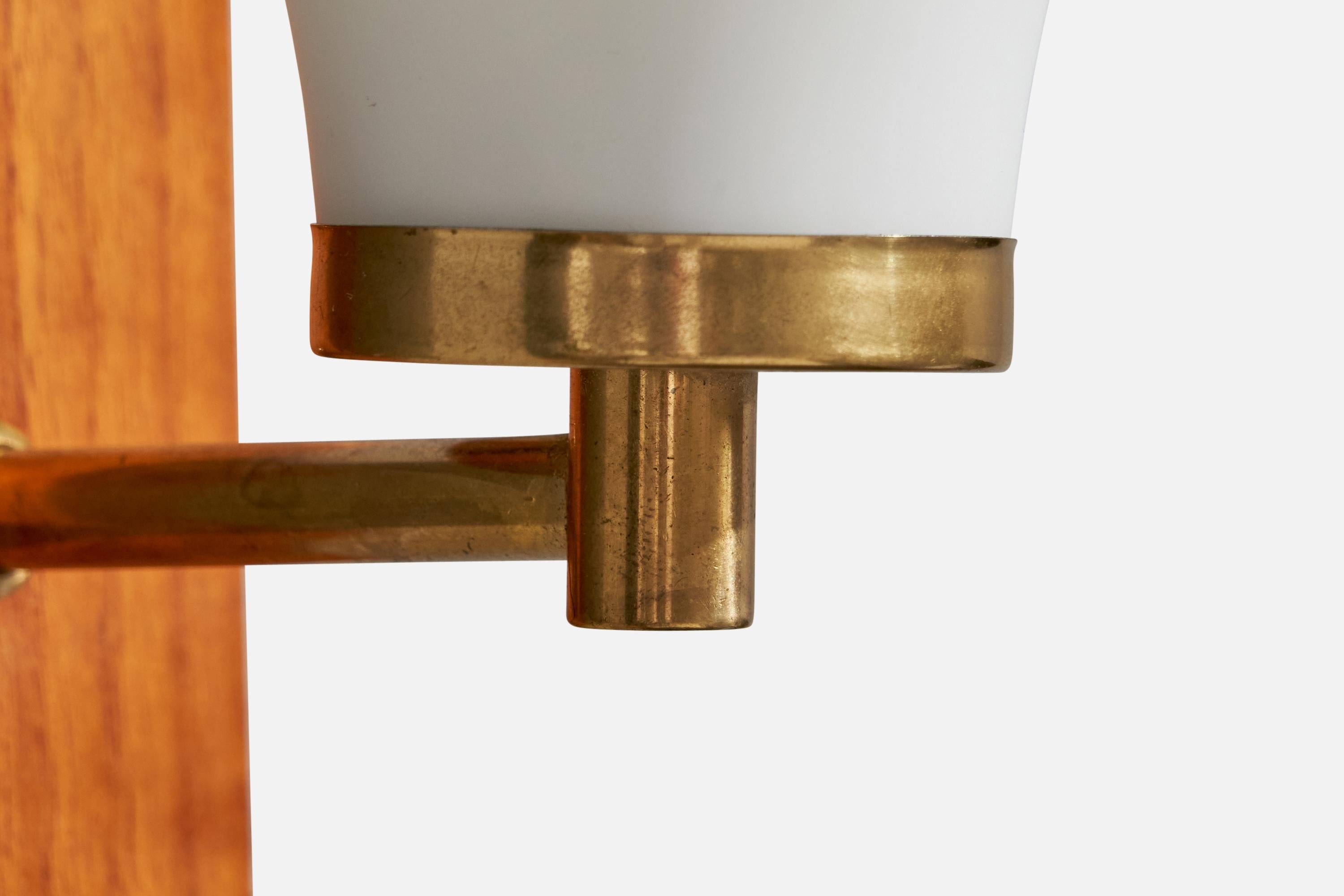 Milieu du XXe siècle Design/One, Design-Light, laiton, teck, verre, Suède, années 1950 en vente