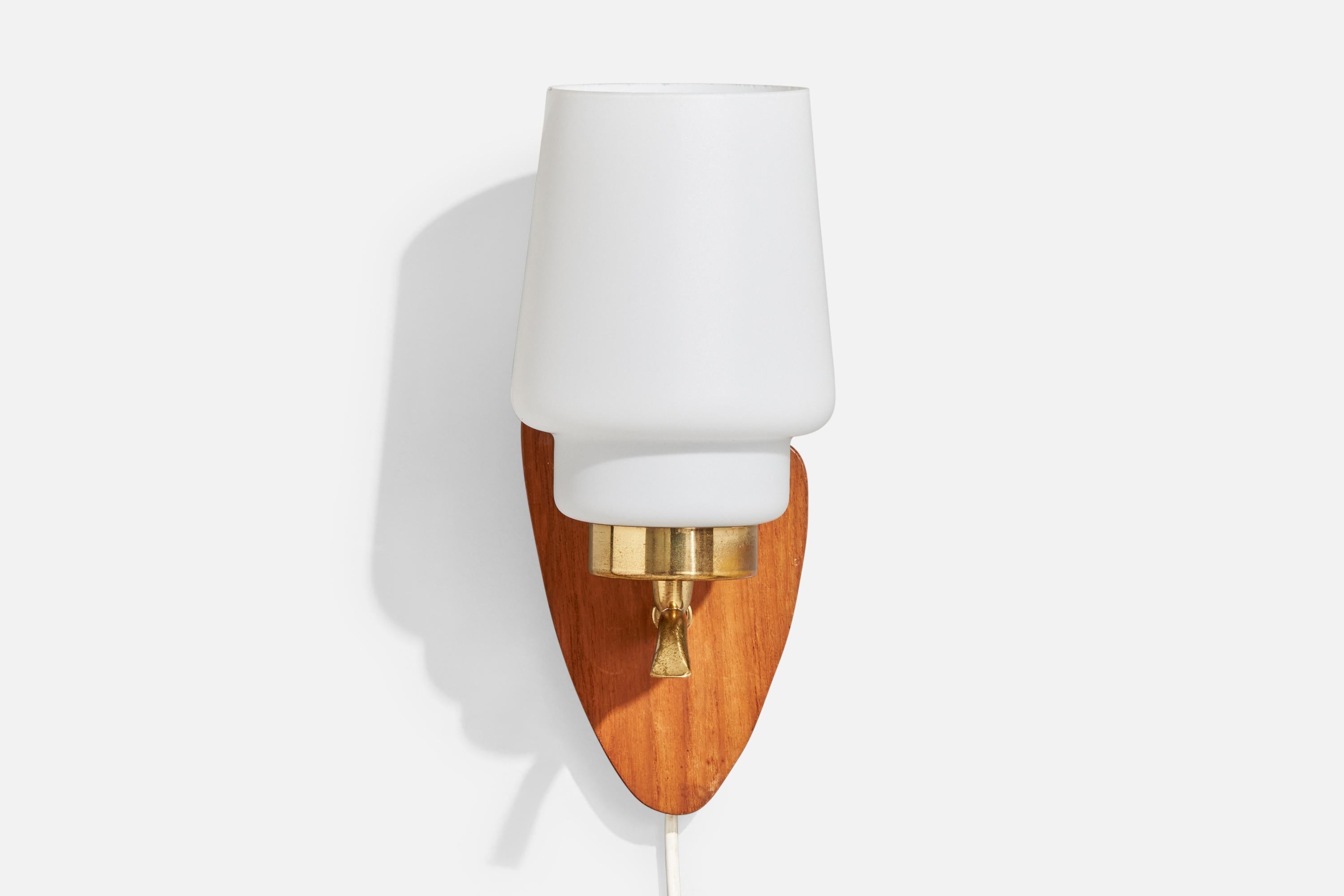 Schwedische Designerin, Wandleuchte, Messing, Teakholz, Glas, Schweden, 1970er Jahre im Zustand „Gut“ im Angebot in High Point, NC