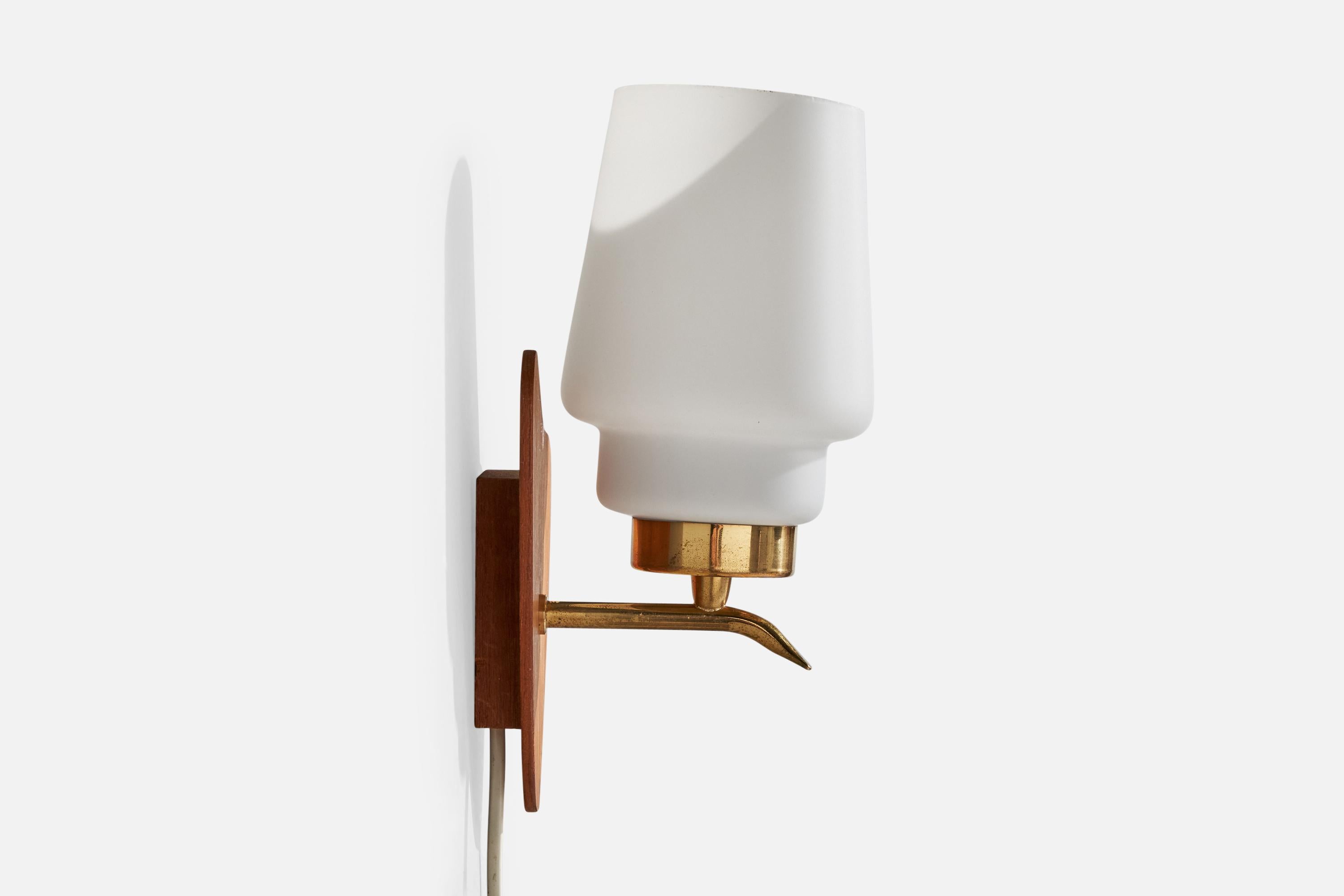 Schwedische Designerin, Wandleuchte, Messing, Teakholz, Glas, Schweden, 1970er Jahre (Ende des 20. Jahrhunderts) im Angebot