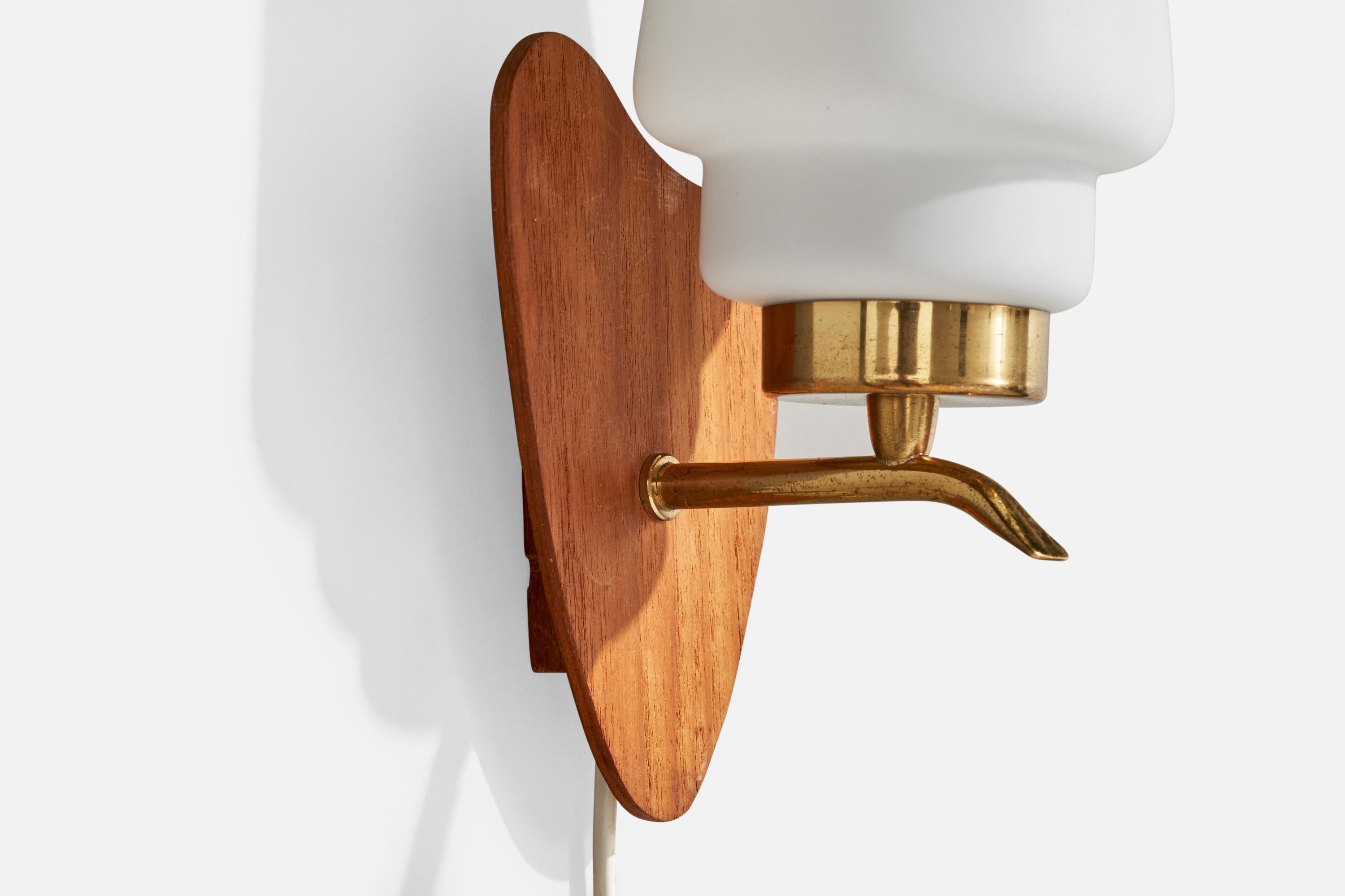 Schwedische Designerin, Wandleuchte, Messing, Teakholz, Glas, Schweden, 1970er Jahre im Angebot 1