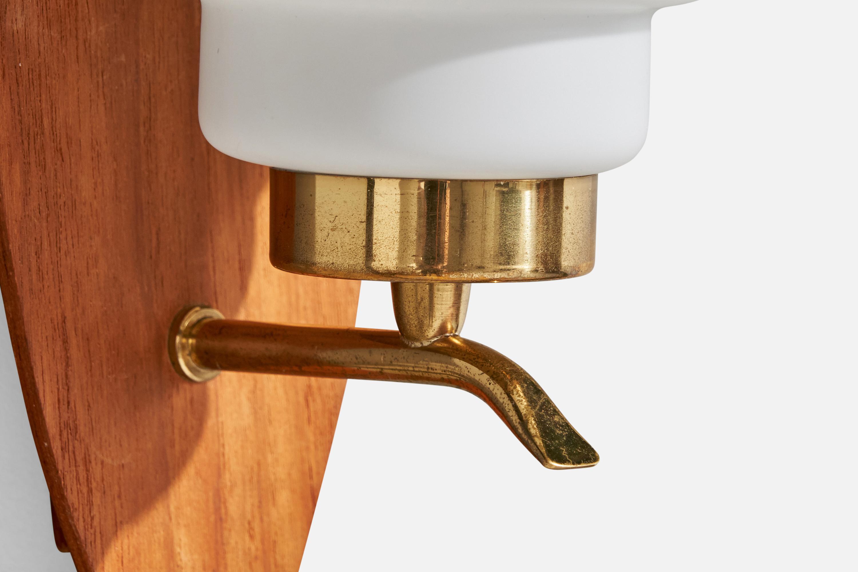 Schwedische Designerin, Wandleuchte, Messing, Teakholz, Glas, Schweden, 1970er Jahre im Angebot 2