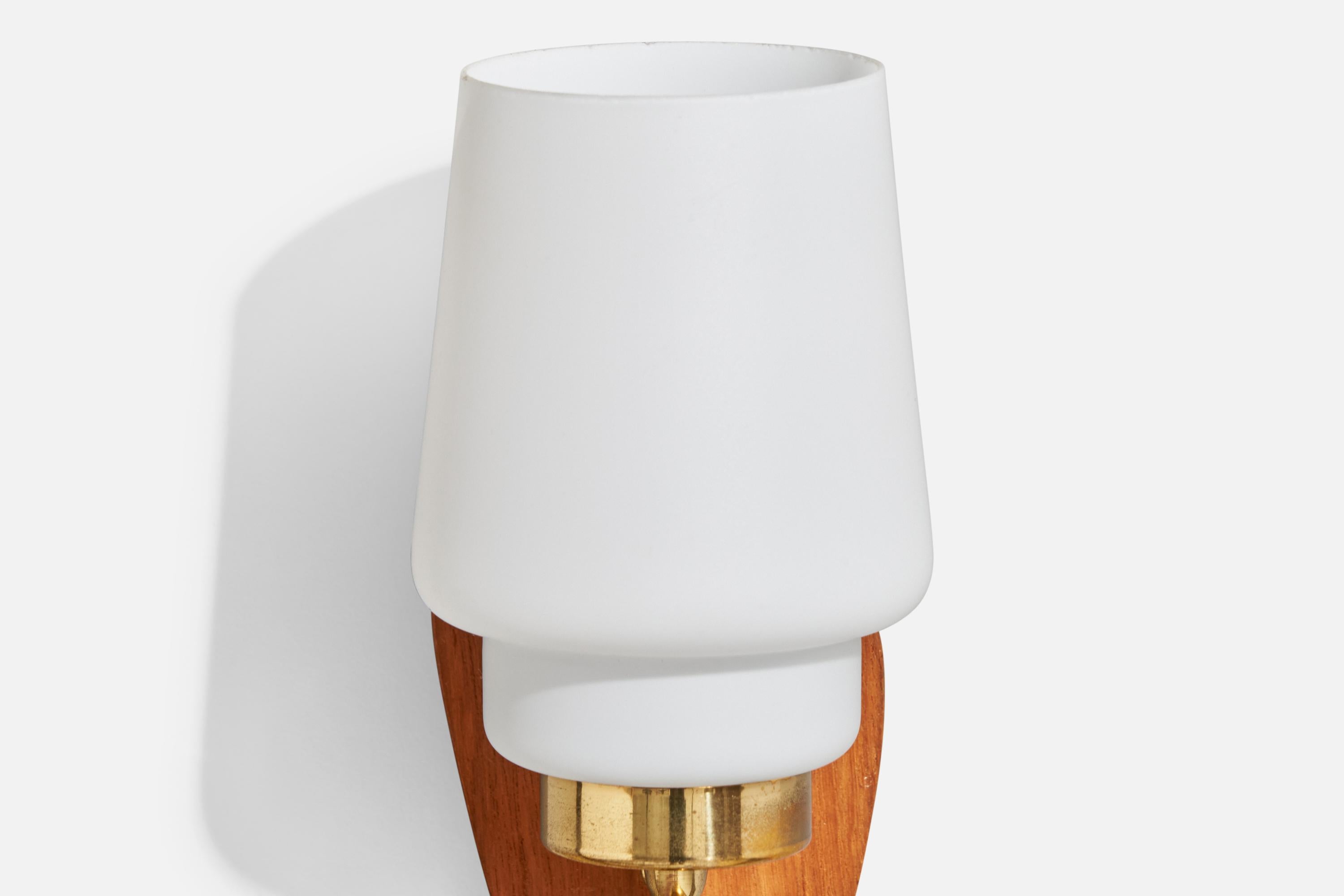 Schwedische Designerin, Wandleuchte, Messing, Teakholz, Glas, Schweden, 1970er Jahre im Angebot 3