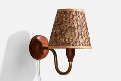 Lampada da parete di design svedese, ottone, teak, rattan, Svezia, anni '50
