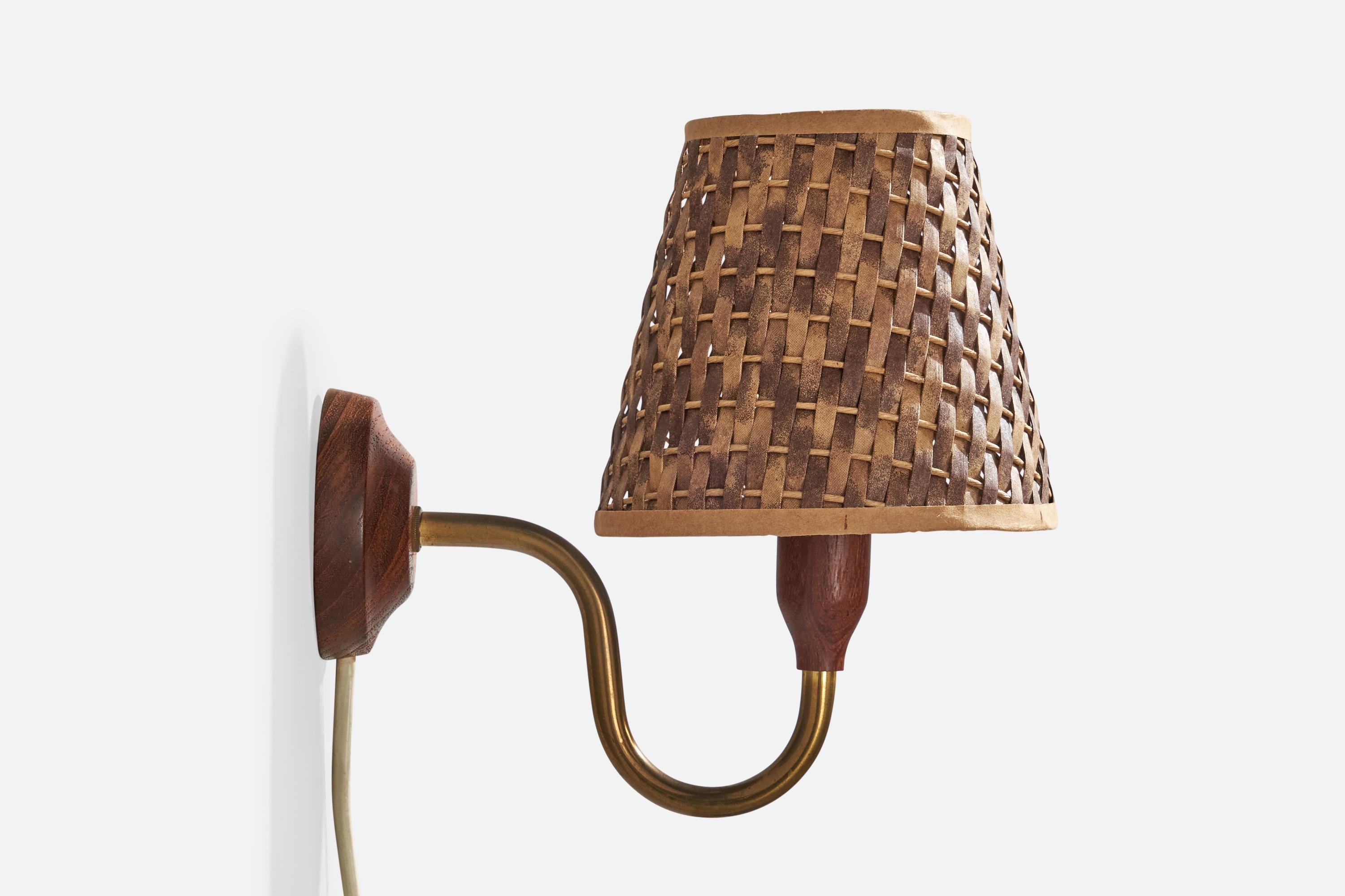 Suédois Design/One, applique murale, laiton, teck, rotin, Suède, années 1950 en vente