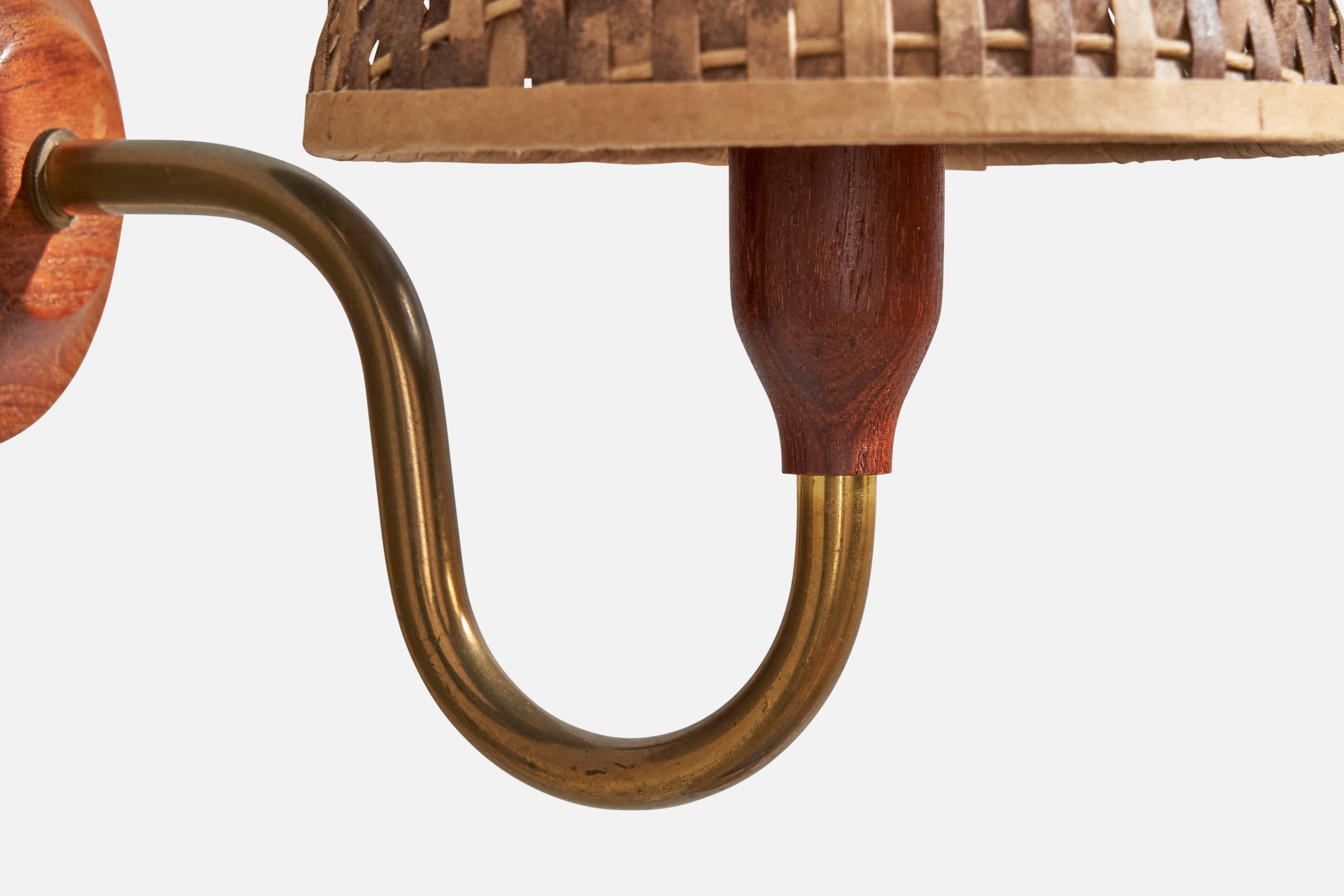 Milieu du XXe siècle Design/One, applique murale, laiton, teck, rotin, Suède, années 1950 en vente