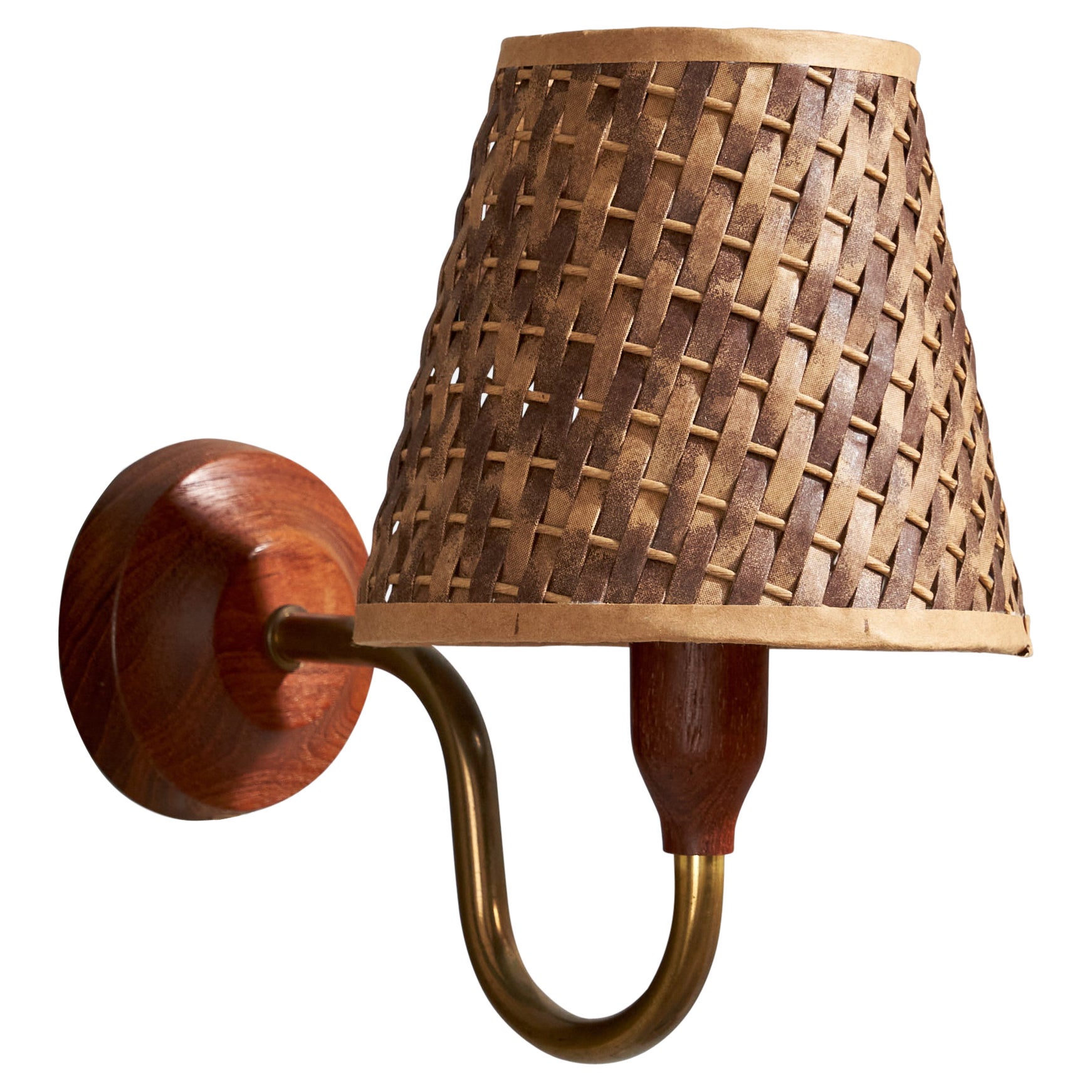 Lampada da parete di design svedese, ottone, teak, rattan, Svezia, anni '50
