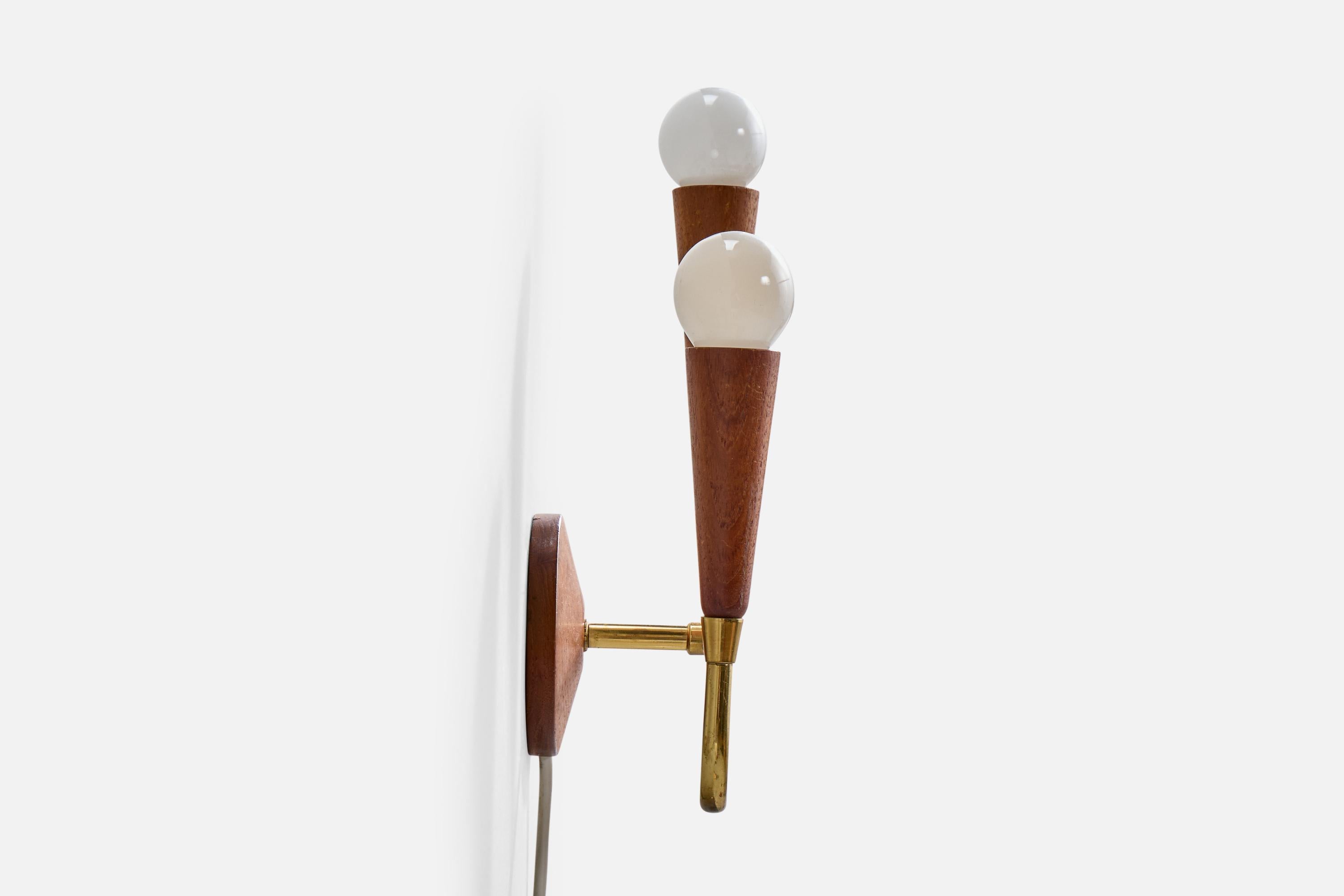 Suédois Designer suédois, applique murale, laiton, teck, Suède, années 1950 en vente