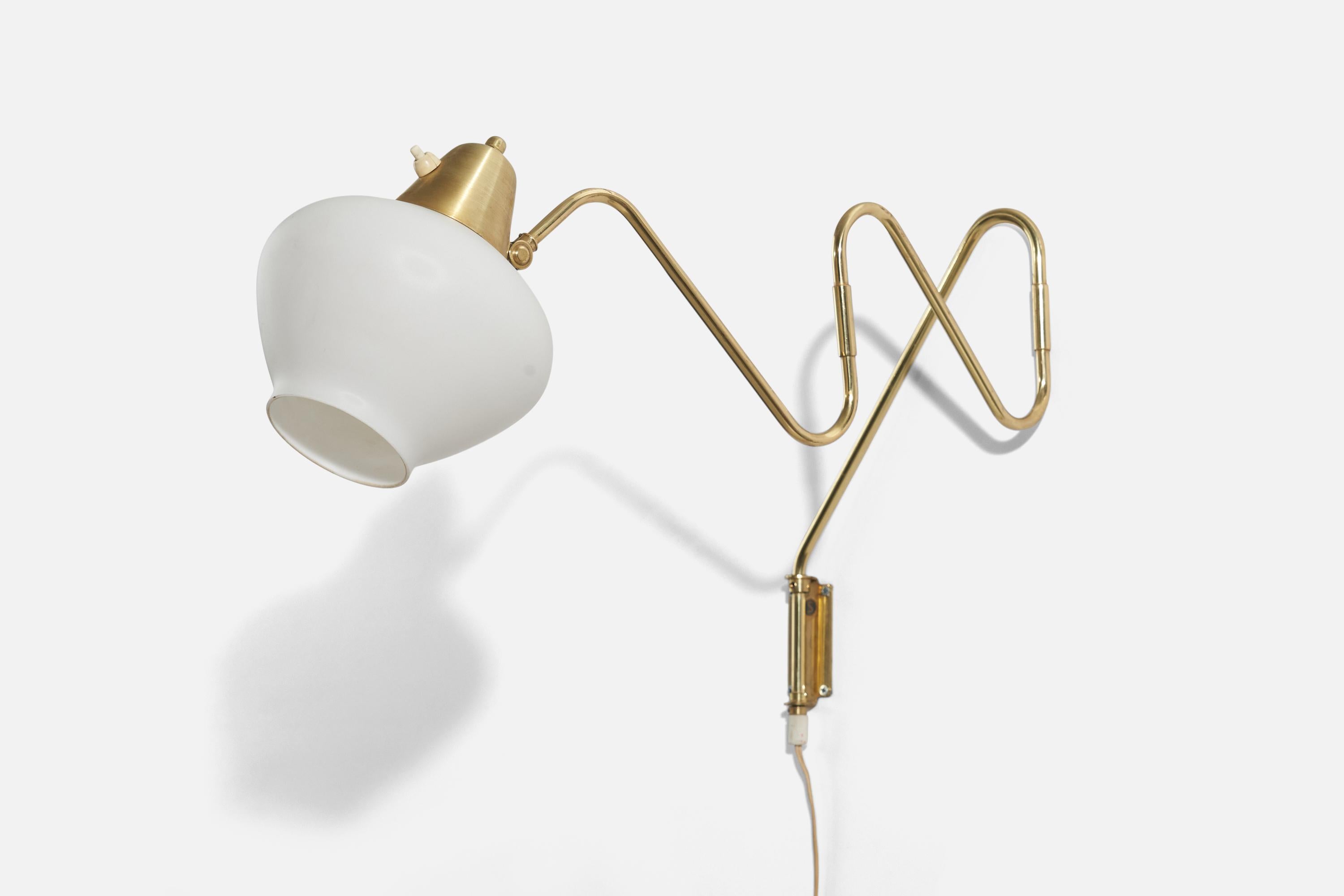 Mid-Century Modern Design suédois, applique murale, laiton, verre blanc, Suède, 1970 en vente