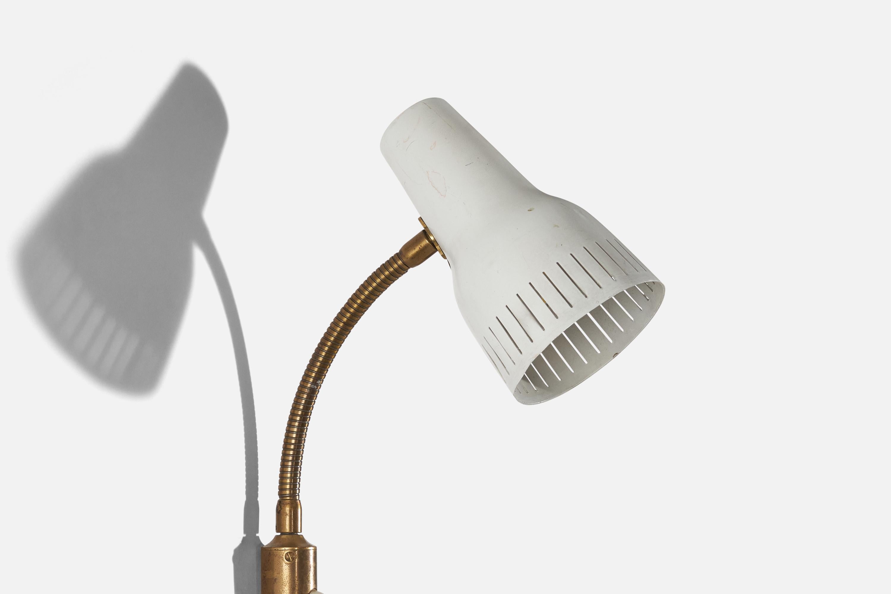 Scandinave moderne Design suédois, applique murale, laiton, métal blanc, Suède, vers les années 1950 en vente