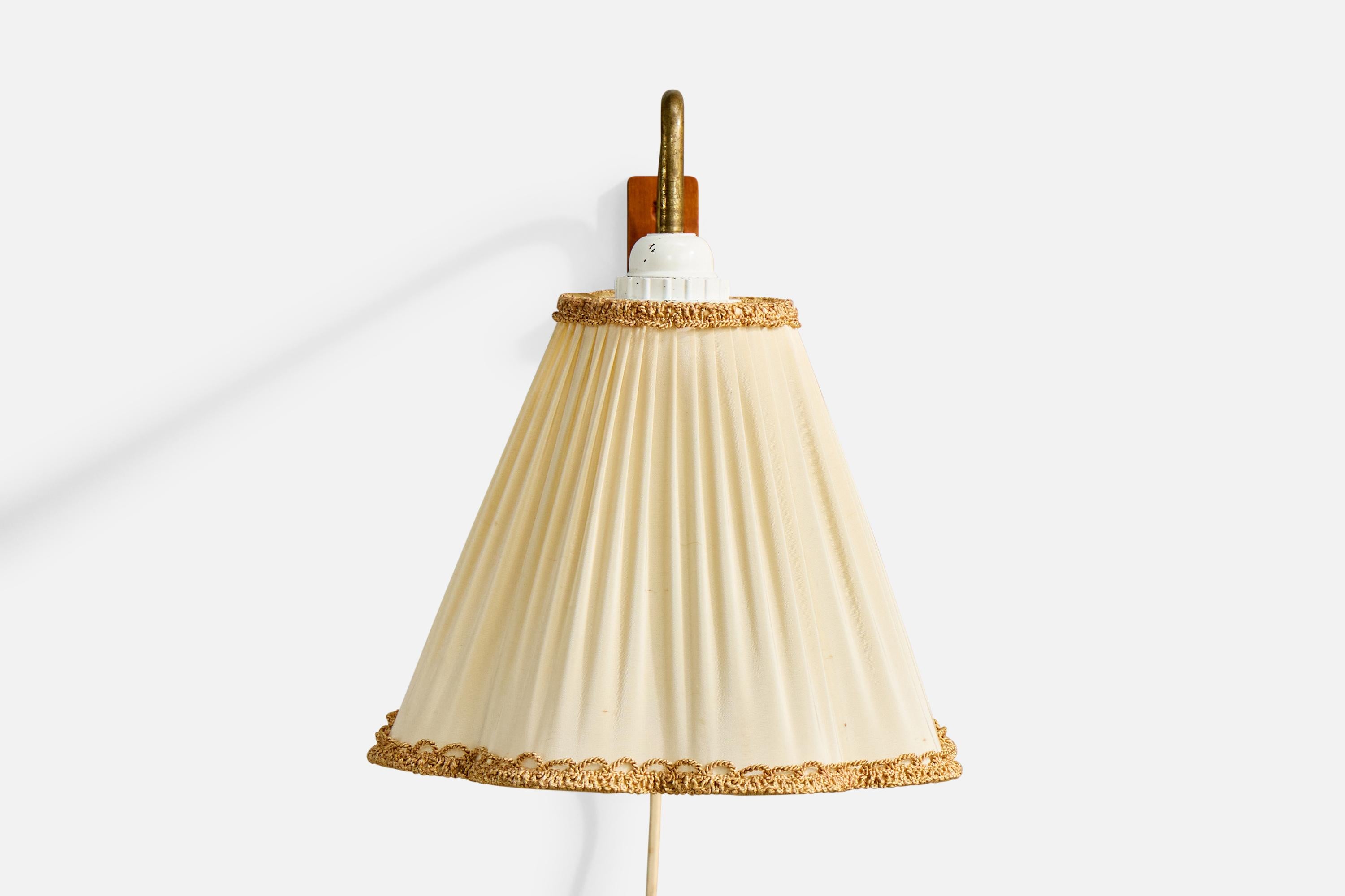 Scandinavo moderno Designer svedese, lampada da parete, ottone, legno, tessuto, Svezia, anni '40 in vendita