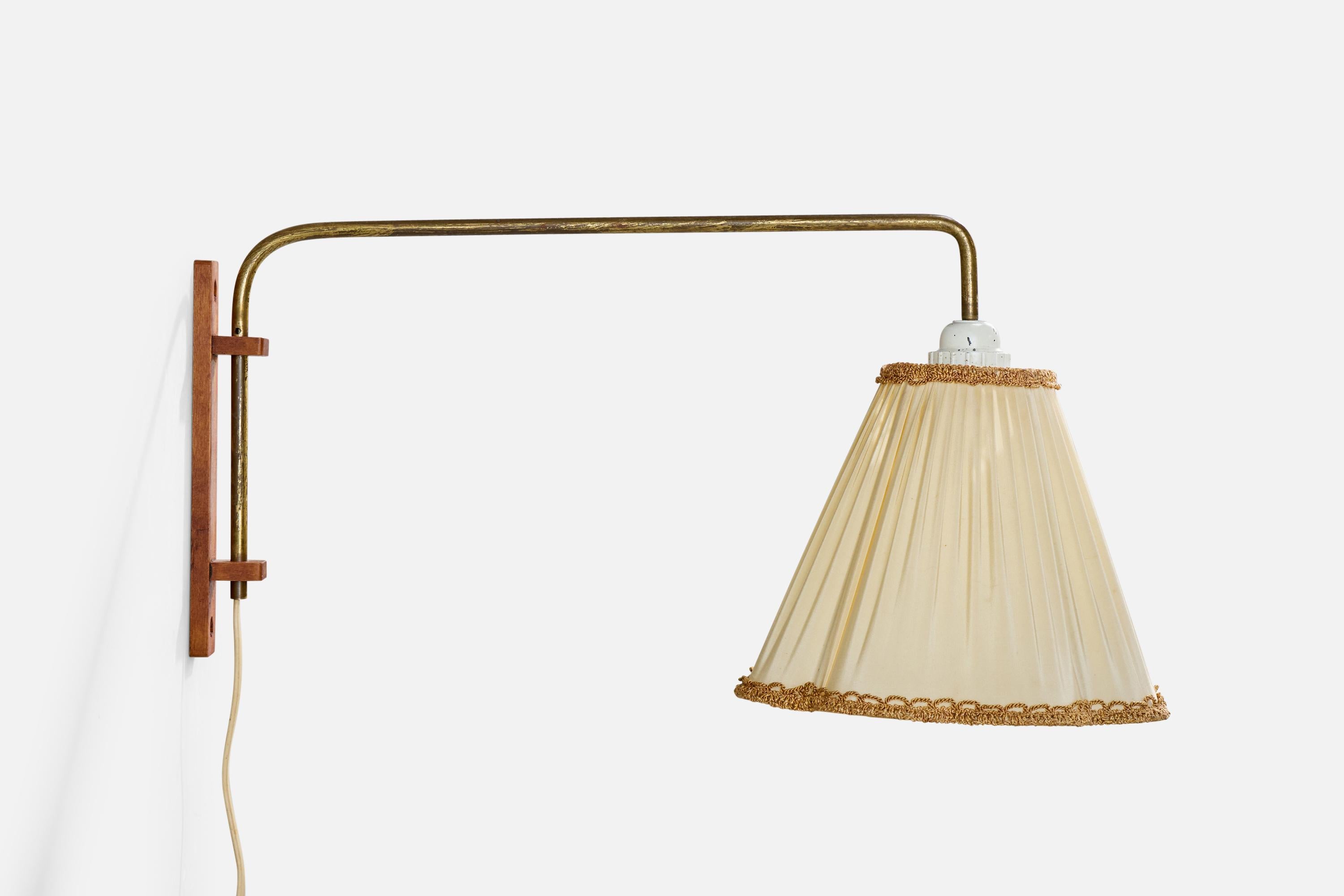 Svedese Designer svedese, lampada da parete, ottone, legno, tessuto, Svezia, anni '40 in vendita