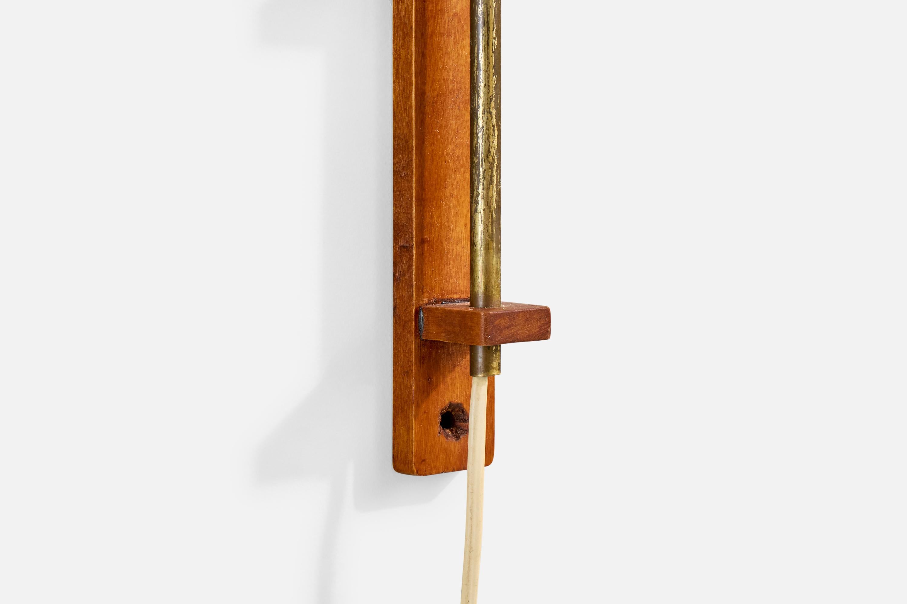 Designer svedese, lampada da parete, ottone, legno, tessuto, Svezia, anni '40 In condizioni buone in vendita a High Point, NC