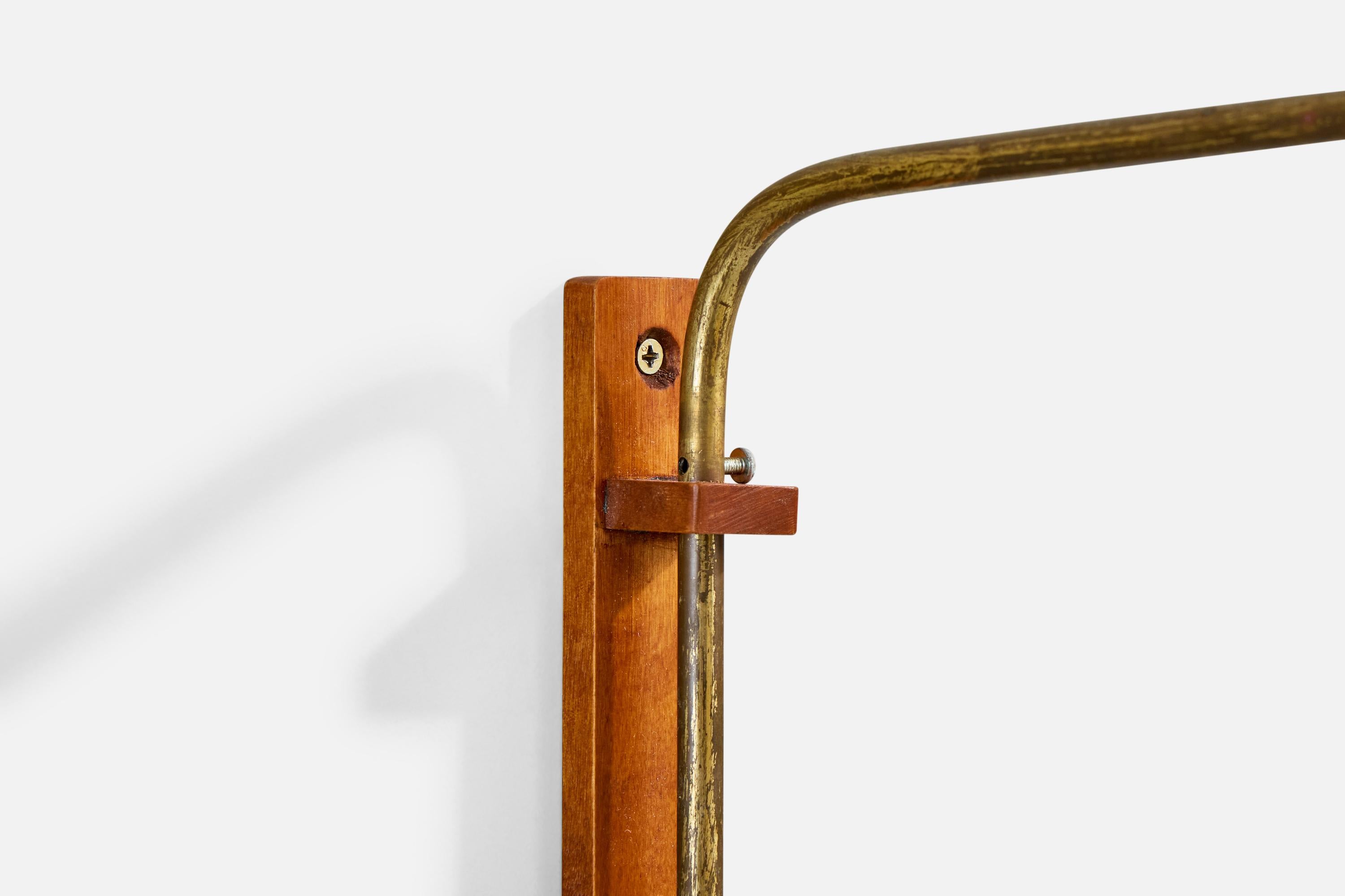 Metà XX secolo Designer svedese, lampada da parete, ottone, legno, tessuto, Svezia, anni '40 in vendita