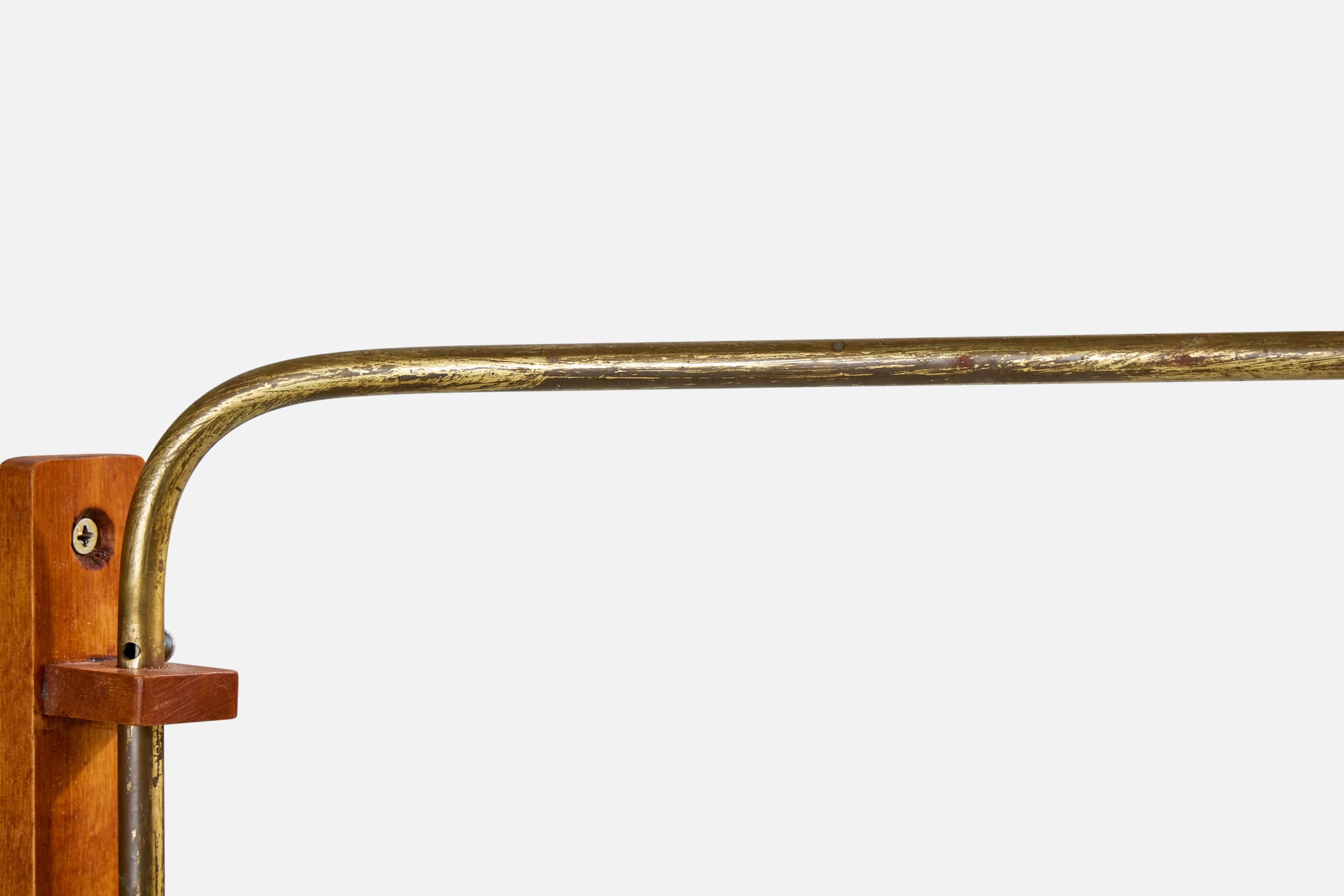 Ottone Designer svedese, lampada da parete, ottone, legno, tessuto, Svezia, anni '40 in vendita