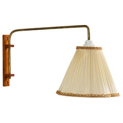 Designer svedese, lampada da parete, ottone, legno, tessuto, Svezia, anni '40