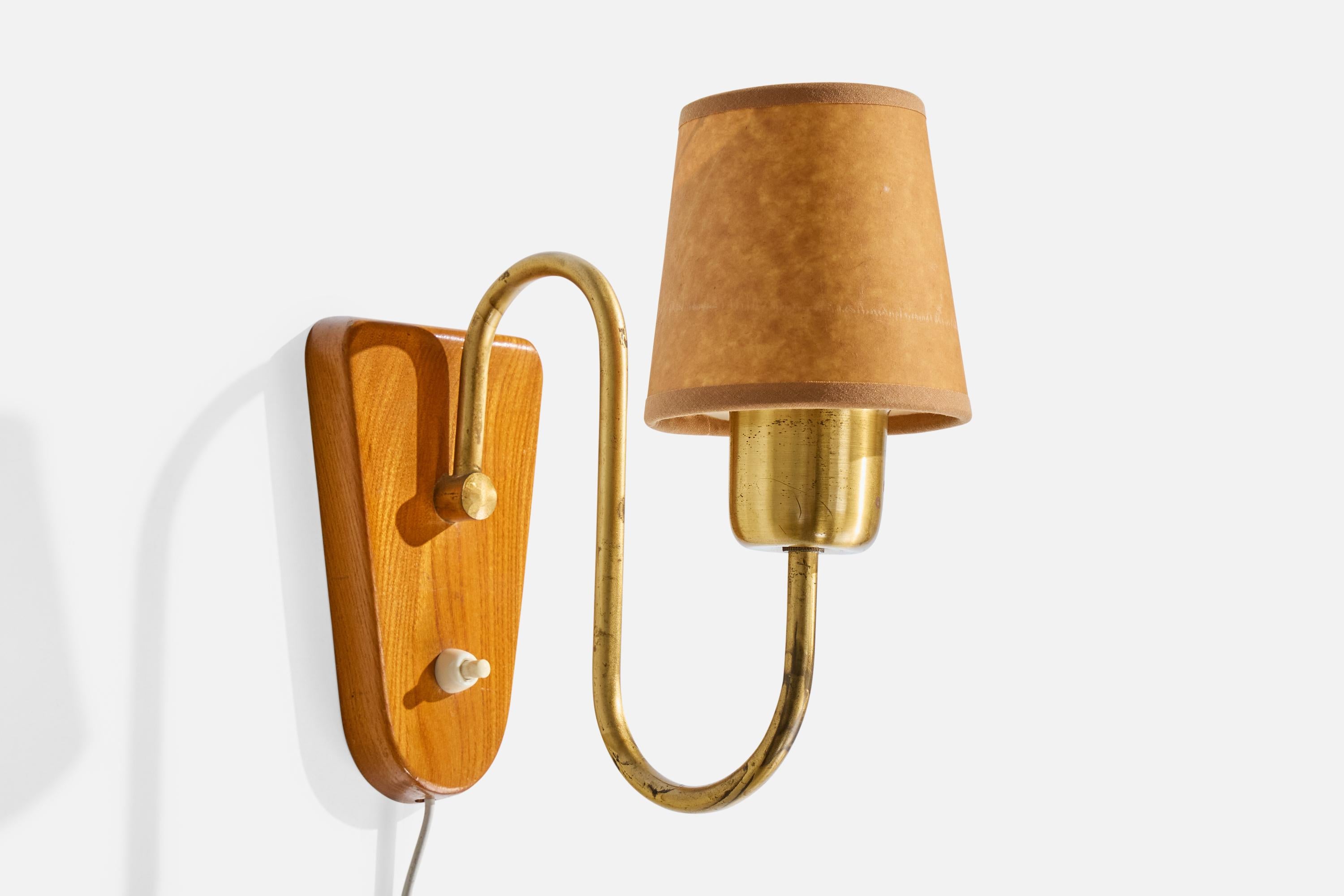 Aplique de madera, latón y papel de pergamino marrón diseñado y fabricado en Suecia, c. 1950.

Dimensiones totales (pulgadas): 9 