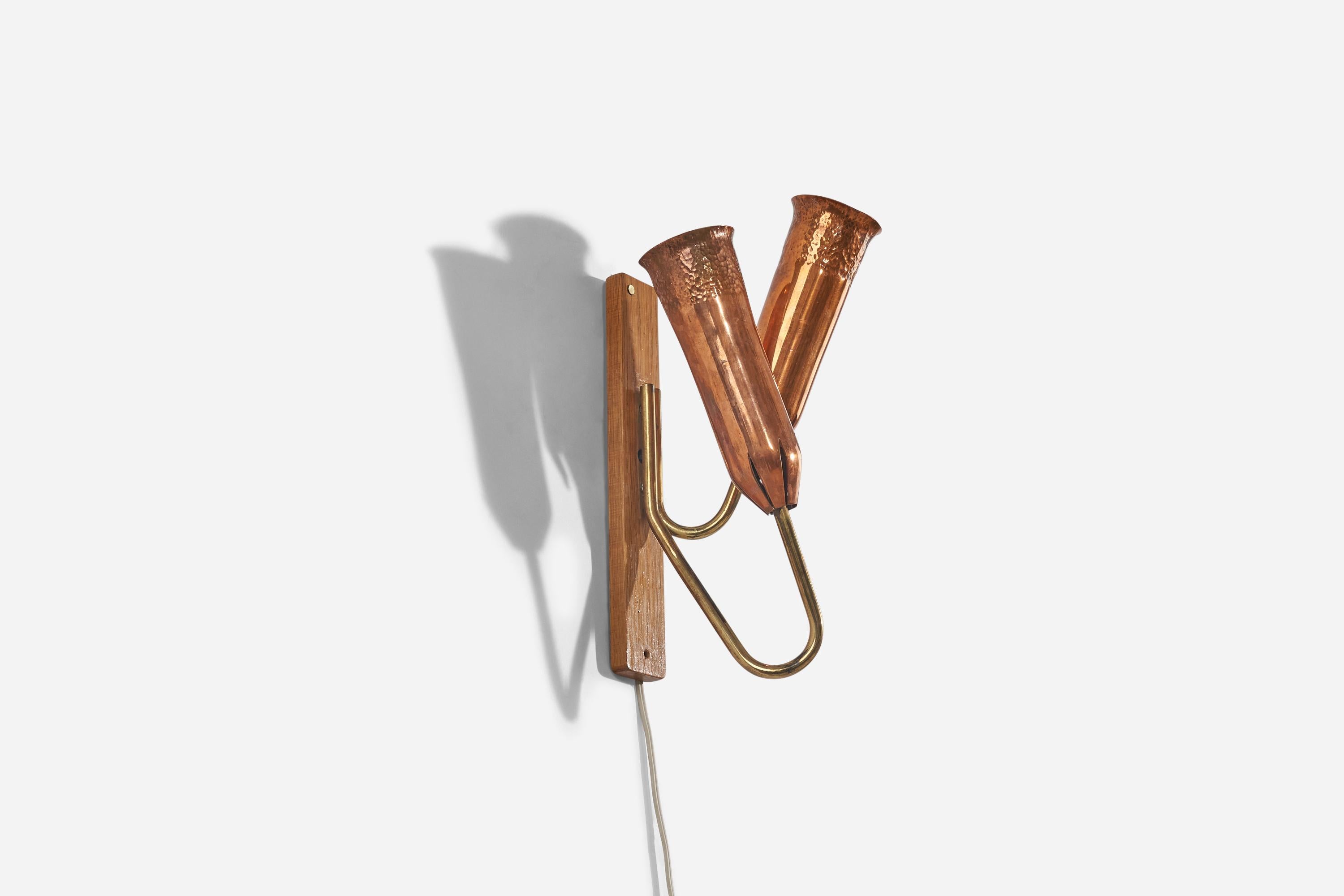 Aplique de cobre, latón y roble diseñado y fabricado en Suecia, c. 1960.

Dimensiones de la placa trasera (pulgadas) : 11,25 x 1,68 x 0,56 (Alto x Ancho x Fondo).