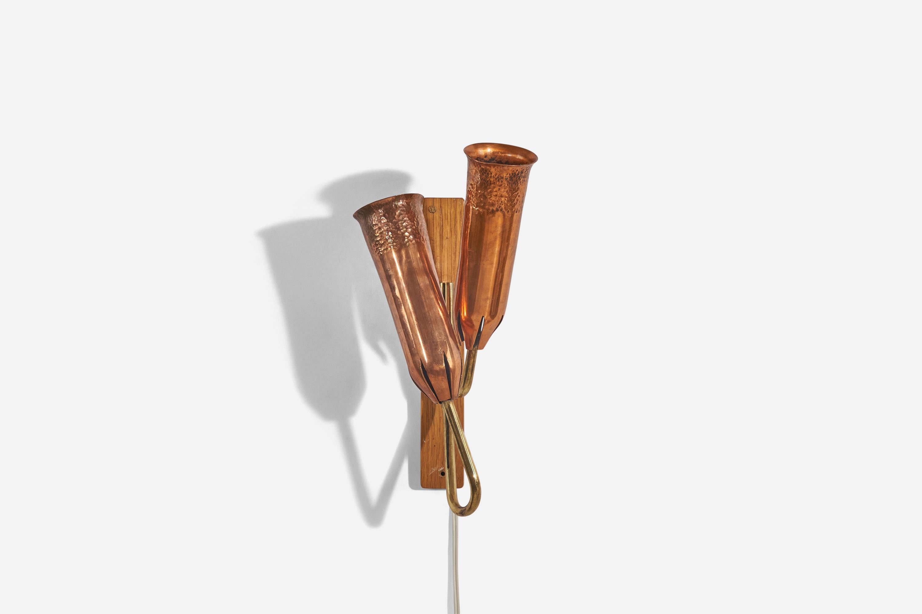 Swedish Designer, Wall Light, Copper, Brass, Oak, Sweden, c. 1960s In Good Condition For Sale In High Point, NC