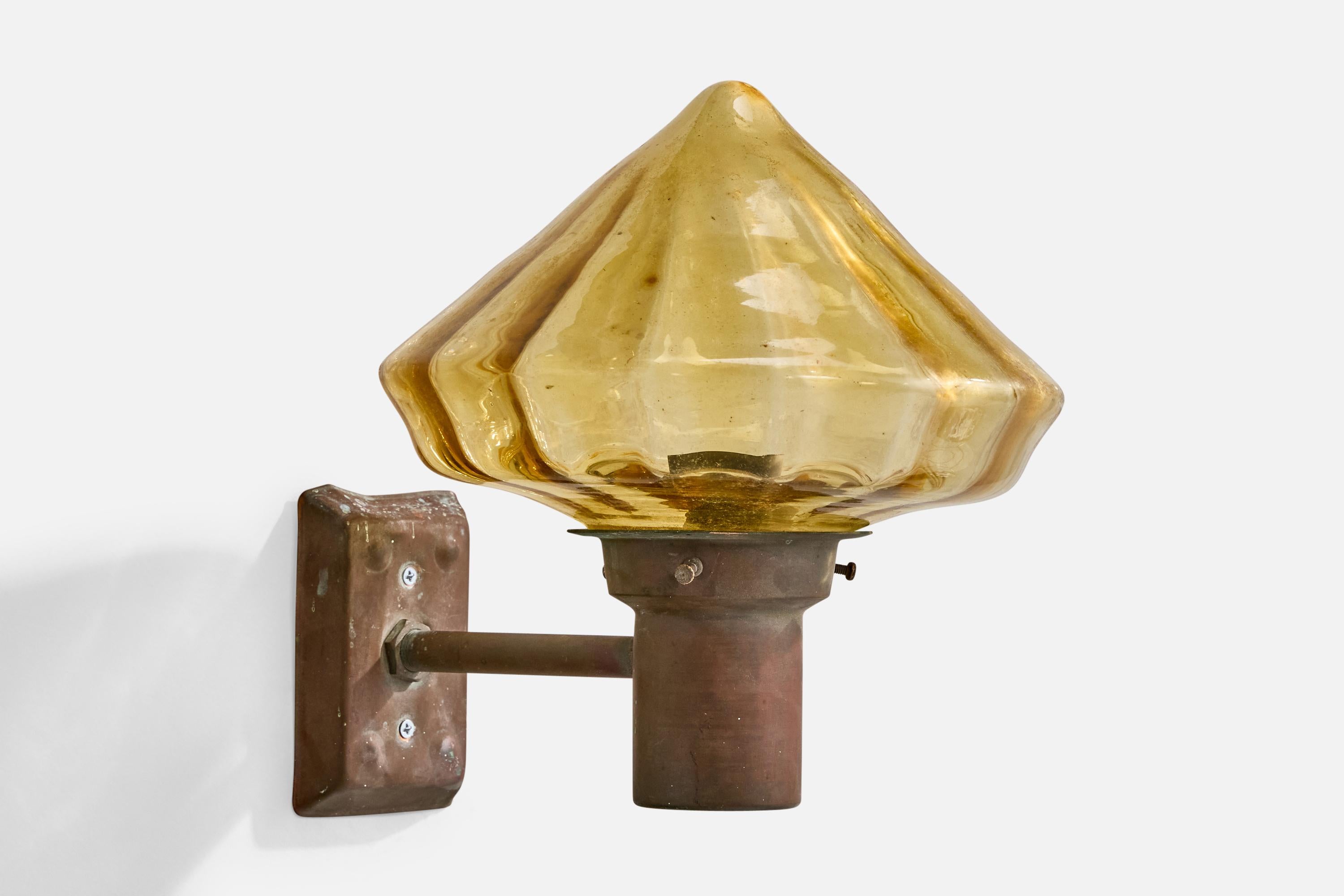 Applique en verre et en cuivre de couleur jaune, conçue et produite en Suède, vers les années 1940.

Forte oxydation du cuivre

Usure correspondant à l'âge et à l'usage.

Dimensions globales (en pouces) : 10,5 