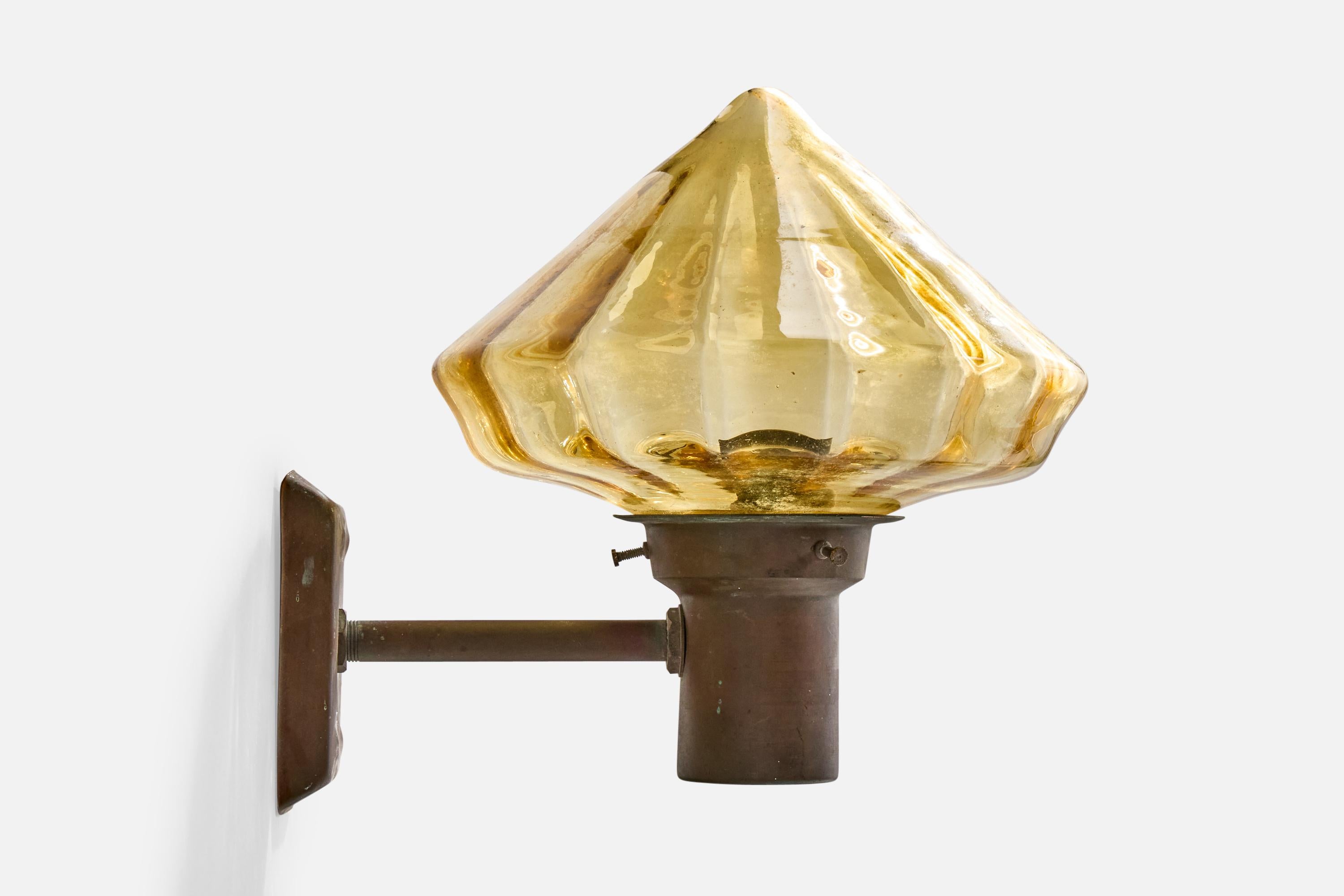 Suédois Designer suédois, applique murale, cuivre, verre, Suède, c.C. 1940s en vente