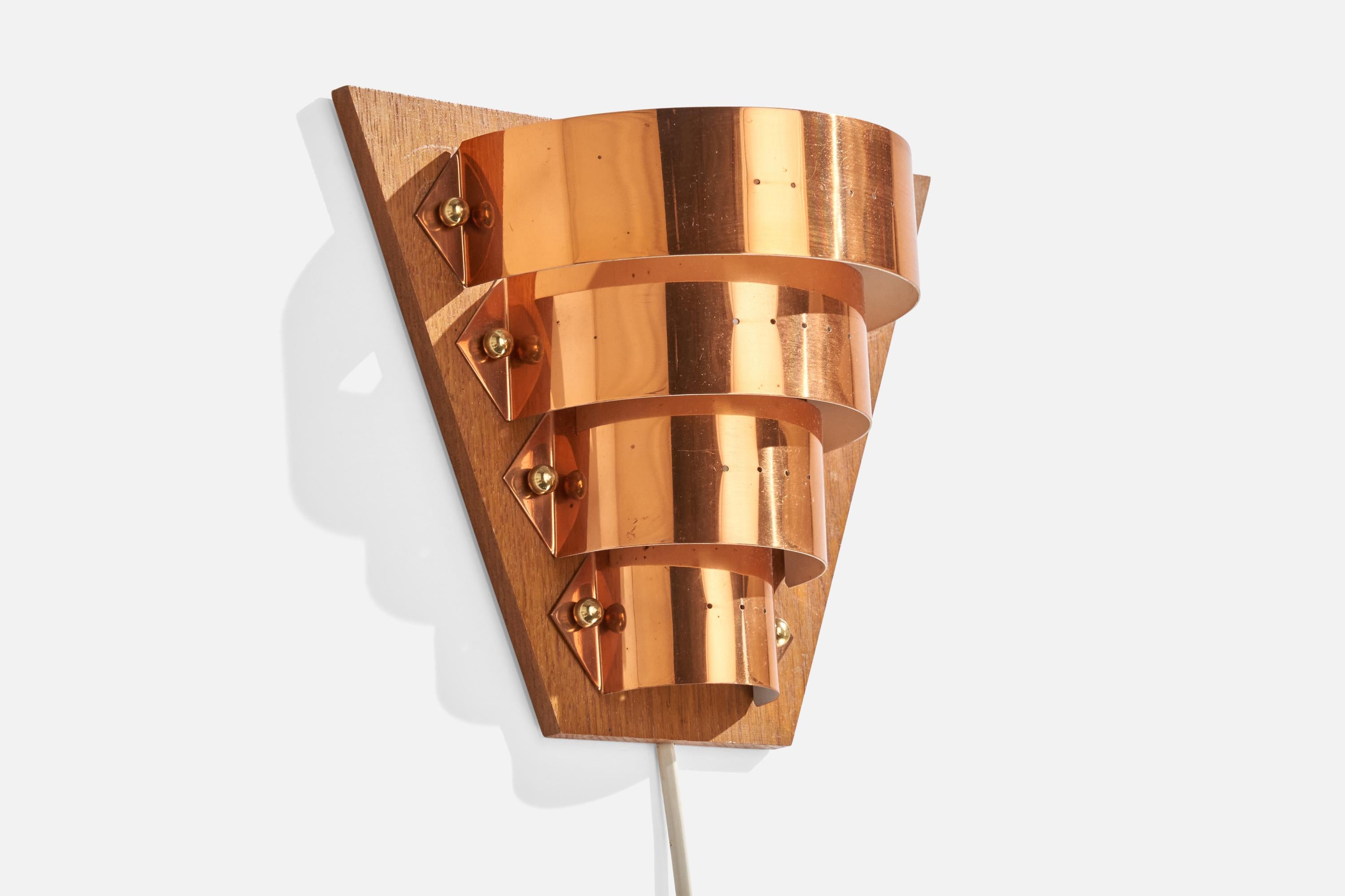 Un'applique in rame e teak progettata e prodotta in Svezia, negli anni '60 circa.

Dimensioni complessive (pollici): 7,25