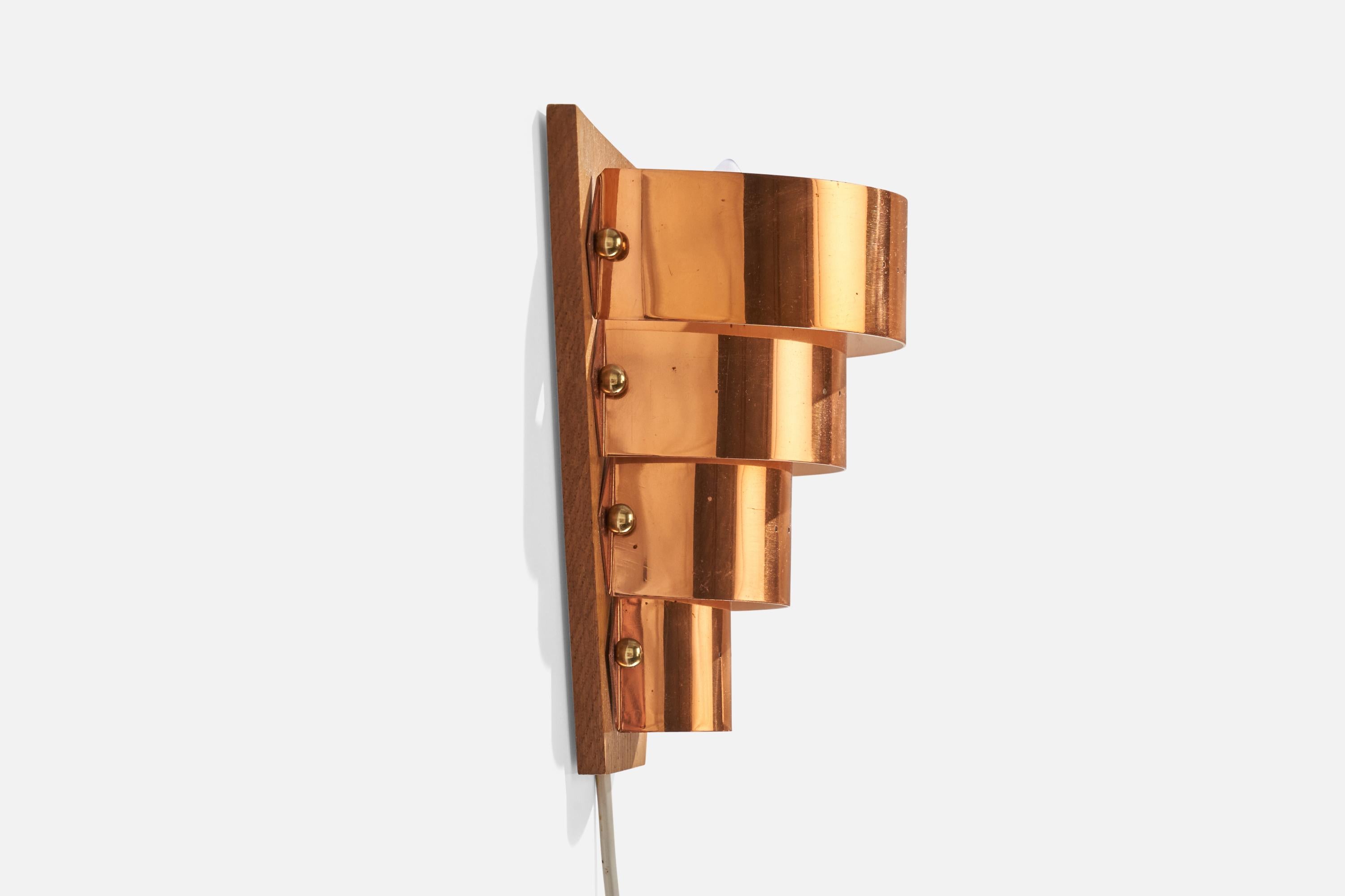 Svedese Lampada da parete di design svedese, rame, teak, Svezia, anni '60 in vendita